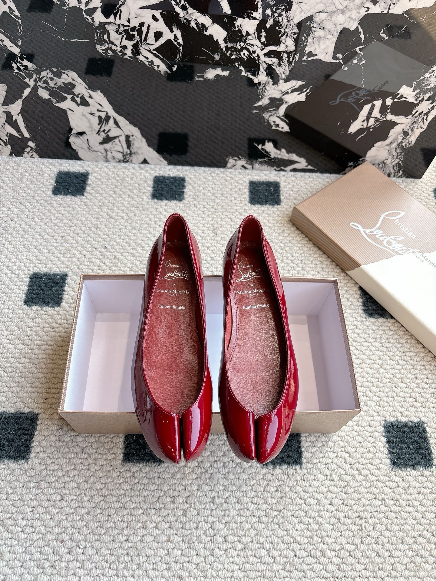 NO:258805,CL x Maison margiel* 25SS split-toe flat shoes Maison Margiela and Christian Louboutin launch their first joint shoe series. The new collaboration is centered on two intertwined design concepts, showing fashion designer John Galliano and shoe master Christian Louboutin’s unique creative language shoe styles cleverly integrate the design genes of the two major brands, presenting unique styles and commonalities. Maison Margiela’s iconic Tabi  The three shoes are decorated with the designer's classic red sole, and the classic toe design is reinterpreted with its exquisite craftsmanship and spliced ​​by two independent materials, rather than the traditional toe cutting process, giving the shoe an elegant heart-shaped outline, just like the female clavicle lines. This design cleverly echoes the 