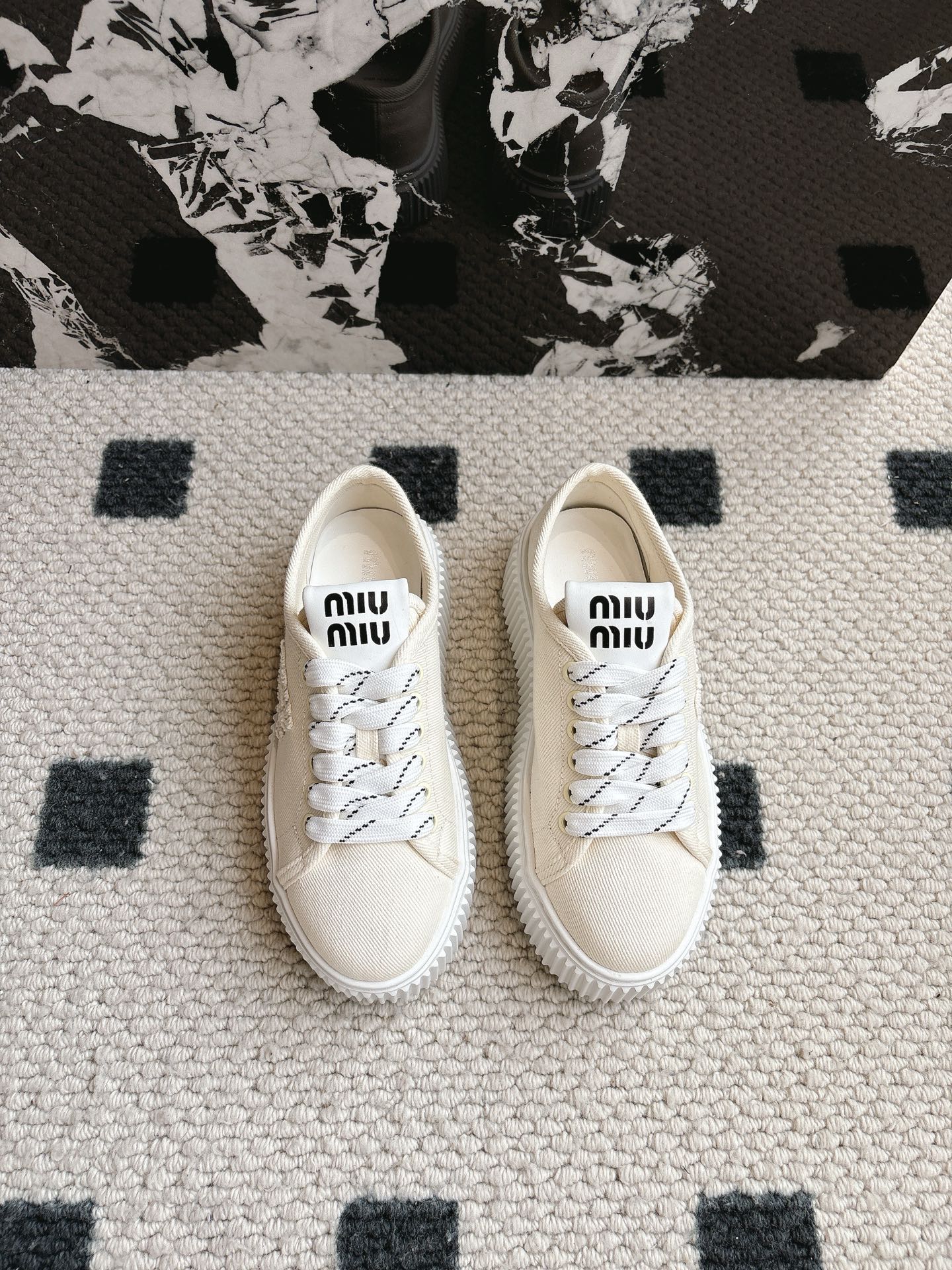 NO:258800,WYSIWYG G024Miu Miu 25ss Spring and summer new show MiuMiu Cookies' casual shoes show craftsmanship comes from the details of the Miu Miu series. The trend of the new season. The concept of love at this moment, diverse collision, conveys modern style~ It looks good no matter how you wear it. This summer's fashionable favorite. Fabric imported cowhide (please identify the right version logo and sole) inner sheepskin. Original ultra-light sole. Size 35-40 (customized for 40, 41). Original packaging, casual shoes/sports shoes, miumiu, sneakers, cowhide, sheepskin19860909所见即所得G024Miu Miu 25ss 春夏新款走秀MiuMiu 饼干的休闲鞋秀场工艺来自Miu Miu系列的细节特写 新季的潮流此刻挚爱的概念,多元对撞,传达现代风格~ 怎么穿都好看今夏时髦精最爱 面料进口牛皮(请认准对版Logo和鞋底) 内里羊皮 大底原版超轻鞋底 码数35-40（40、41订做） 原版包装,休闲鞋/运动鞋,miumiu,sneakers,cowhide,sheepskin,Women's Shoes