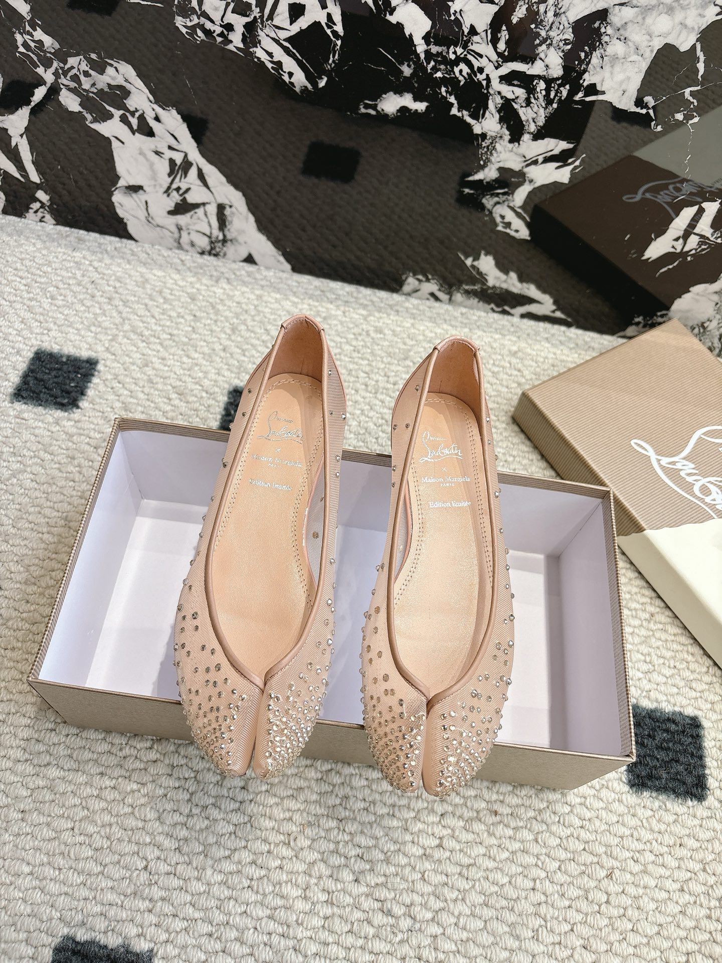 NO:258799,CL x Maison margiel* 25SS split-toe flat shoes Maison Margiela and Christian Louboutin launch their first joint shoe series. The new collaboration is centered on two intertwined design concepts, showing fashion designer John Galliano and shoe master Christian Louboutin’s unique creative language shoe styles cleverly integrate the design genes of the two major brands, presenting unique styles and commonalities. Maison Margiela’s iconic Tabi  The three shoes are decorated with the designer's classic red sole, and the classic toe design is reinterpreted with its exquisite craftsmanship and spliced ​​by two independent materials, rather than the traditional toe cutting process, giving the shoe an elegant heart-shaped outline, just like the female clavicle lines. This design cleverly echoes the 