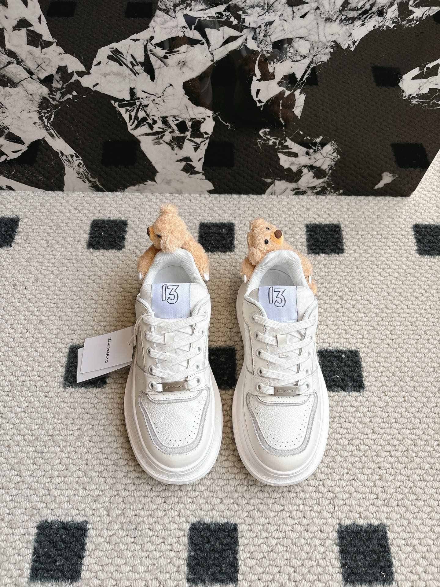 NO:258797,13DEMARZO 25/New Three-dimensional Doll Dissolved Shoes Casual Shoes Three-dimensional Bear Doll Dissolved Shoes This pair of shoes adopts a unique dissolving design, making every step full of fun. The three-dimensional design of the little bear doll makes this pair of shoes stand out from the crowd and become the most beautiful on the street. The foamed big-toe sole is soft and cute. Super light. A must-have artifact for beauty. The upper is original custom cowhide. The inner lining is original breathable Monica mesh. Heel height 4cm. The sole is original open molded rubber outsole. Size#35-40 (40 custom made without return or exchange), casual shoes/sneakers, cowhide1986090913DEMARZO 25/新款 立体玩偶 溶解鞋 休闲鞋 立体小熊玩偶溶解鞋 这双鞋采用独特溶解设计 让每一步都充满趣味 小熊玩偶的立体设计 让这双鞋在人群中脱颖而出 成为街头最靓的崽 发泡大头鞋底软萌可爱 超级轻盈 美女必备神器 鞋面原版定制牛皮 内里原版透气莫尼卡网纱 跟高4cm 鞋底原版开模橡胶大底 Size#35-40（40定做不退换）,休闲鞋/运动鞋,sneakers,cowhide,Women's Shoes