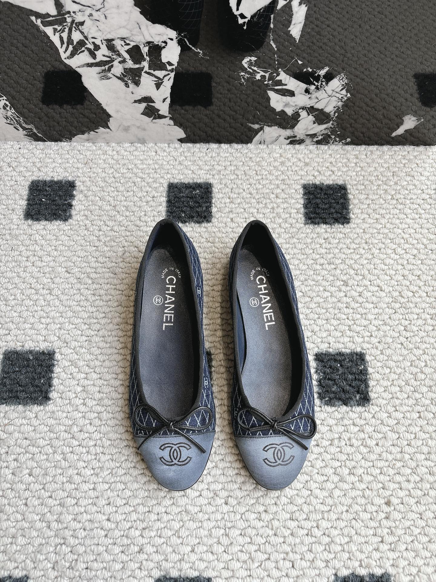 NO:258794,*Ballet counter [authentic level] version!  !  This series is now available for sale!  The counter is purchased for 8,500!  !  !  Original genuine denim, full-layer leather sole, full-network counters can be verified quality, support inspection level, the only product on the market, accepts counter comparison, no-precision return and exchange, supports no-reason return and exchange. Official catalog Number of codes 35-40, all equipped with genuine Italian packaging, ballet shoes, Leather soles19860909*芭蕾 专柜【正品级】版本！！ 本系列现已登陆发售！ 专柜以8500购入！！！原厂正品牛仔,全层真皮大底,全网专柜可鉴定品质,支持验货级别,市面上唯一对版货品,接受专柜对比,不对版无理由退换货.支持无理由退换货. 官方目录 码数35-40 均配意大利正品包装,芭蕾舞鞋,Leather soles,Women's Shoes