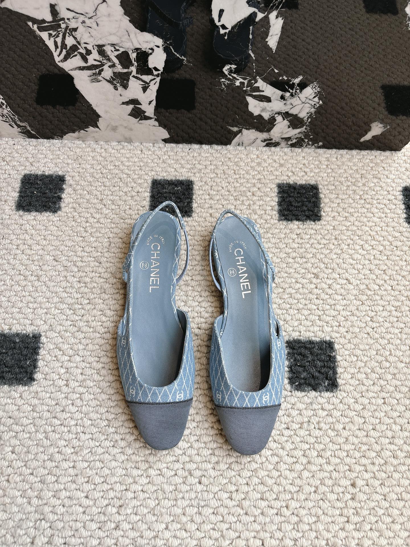 NO:258790,Chanel 25p early spring new denim tannin classic slingback empty sandals. I have been making this model a few years ago. This year we still repurchase the version and copy it again. I found that the upper lines and body comfort of the new version have been finely adjusted!  This brand will not say, because the overall appearance is not very different and does not affect the wear. Now all colors are produced according to the latest version!  What you buy is the latest classic model in the counter, imported mixed-bred sheepskin material, imported mixed-bred sheepskin, and imported cowhide soles from Italy!  High heels 6.5cm flat sole 2.5cm Size:35-39 Other sizes customized, sandals, chanel, sandals, cowhide, sheepskin19860909Chanel 25p 早春新款牛仔丹宁经典slingback后空凉鞋 前几年一直在做这个款 今年我们还是重新购版,再次精细copy. 发现新版面的鞋面线条和形体舒适度都做了微调！ 这个品牌方不会说的,因为总体外观区别不大,也不影响穿着.现在出品所有颜色都按照最新版型生产！您买到的就是专柜最新的经典款 进口混种羊皮面材质,进口混种羊皮 意大利进口牛皮鞋底！高跟6.5cm 平底2.5cm Size:35-39 其他码数定做,凉鞋,chanel,sandals,cowhide,sheepskin,Women's Shoes