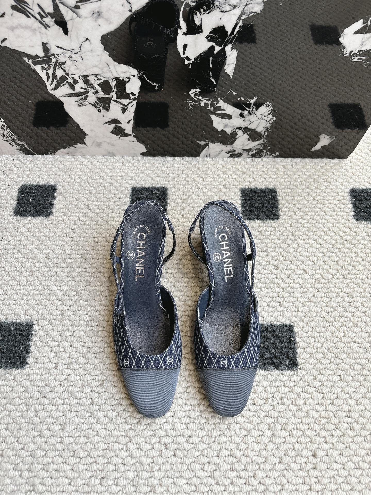 NO:258792,Rear Sandals I have been making this model a few years ago. This year we still repurchase the version and copy it again. I found that the upper lines and body comfort of the new version have been finely adjusted!  This brand will not say, because the overall appearance is not very different and does not affect the wear. Now all colors are produced according to the latest version!  What you buy is the latest classic model in the counter, imported mixed-bred sheepskin material, imported mixed-bred sheepskin, and imported cowhide soles from Italy!  High heels 6.5cm flat sole 2.5cm Size:35-39 Other sizes customized, sandals, sandals, cowhide, sheepskin19860909后空凉鞋 前几年一直在做这个款 今年我们还是重新购版,再次精细copy. 发现新版面的鞋面线条和形体舒适度都做了微调！ 这个品牌方不会说的,因为总体外观区别不大,也不影响穿着.现在出品所有颜色都按照最新版型生产！您买到的就是专柜最新的经典款 进口混种羊皮面材质,进口混种羊皮 意大利进口牛皮鞋底！高跟6.5cm 平底2.5cm Size:35-39 其他码数定做,凉鞋,sandals,cowhide,sheepskin,Women's Shoes