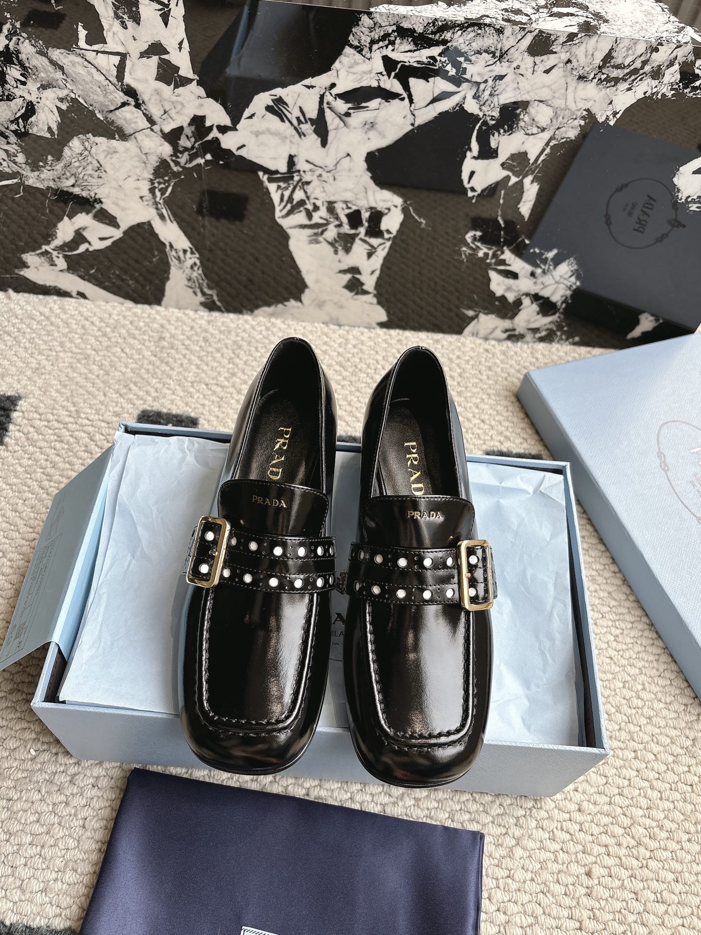 NO:245699,Prad* Prad* 25ss early spring new style, classic round-toed Mary Jane, loafers, single shoes, a very retro and dark style, a Mary Jane, looks and comfort are all eaten tightly!  The salty and sweet doll head design exudes a full girlish feeling, retro, playful and yet elegant, the key is that it is very easy to wear. The upper uses custom imported beef patent leather, inner footbed mixed-bred sheepskin, outsole imported Italian leather outsole, size 35-40 (40 custom made without return and exchange), loafers, prada, prada, loafers, mary jane, sheepskin, Leather soles19860909Prad* 普拉达 25ss早春新款 经典圆头玛丽珍 乐福鞋 单鞋 蛮复古暗黑系的一款玛丽珍 颜值和舒适度这块都把我吃的死死的！ 可盐可甜的娃娃头设计 透着满满的少女感 复古俏皮又不失大气得体 关键它巨好穿哦 鞋面采用定制进口牛漆皮 内里垫脚混种羊皮 大底意大利进口真皮大底 码数35-40（40定制不退换）,乐福鞋,prada,prada,loafers,mary jane,sheepskin,Leather soles,Women's Shoes