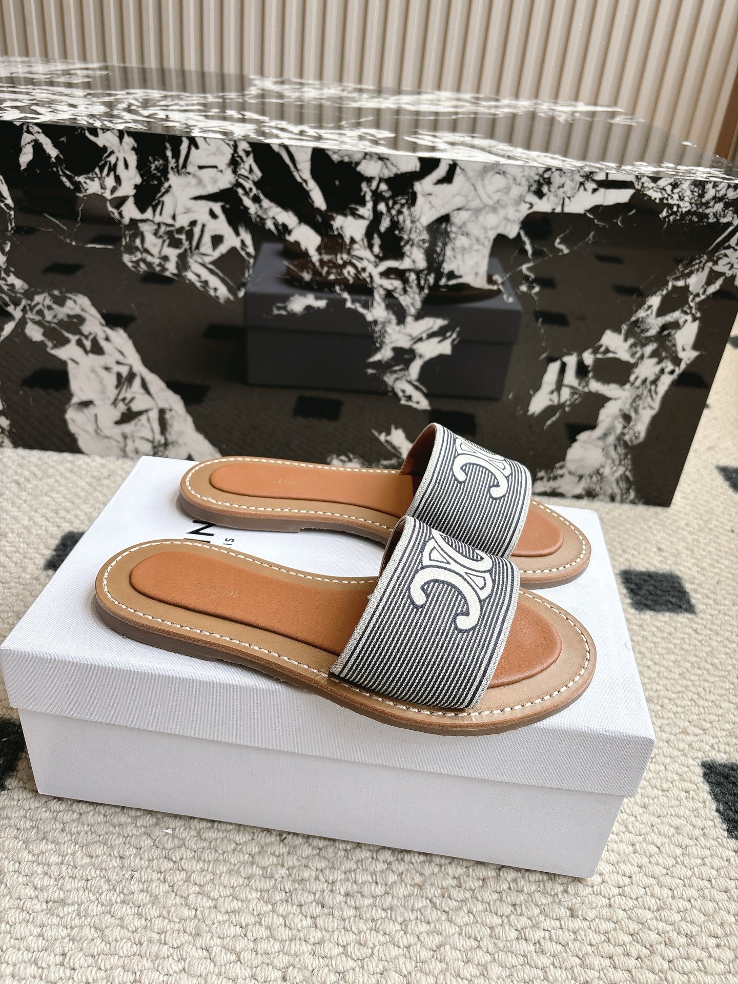 NO:245695,#Top version Celine 25/ The latest retro Arc de Triomphe in spring and summer sandals with socks in summer, it is absolutely amazing. The retro point has a full sense of fashionable appearance. The original version is purchased and developed. The highest output is restored. The original fabric is customized woven material, inner cowhide, and the original molded leather and the non-slip bottom of the unsole. Size: #35-40 (40 custom made without return or exchange), slippers, celine, celine, sandals, slippers, cowhide, Leather soles, socks19860909#顶级版本 Celine 赛琳 25/ 春夏最新款复古凯旋门时髦 凉鞋 夏天搭配袜子 简直绝绝子了复古的点上带上了满分时髦感颜值 绝原版购入开发 依旧最高输出还原 面料原版定制编织材料、 内里牛皮 大底原版开模真皮大底防滑底片 Size:#35-40（40订做不退换）,拖鞋,celine,celine,sandals,slippers,cowhide,Leather soles,socks,Women's Shoes