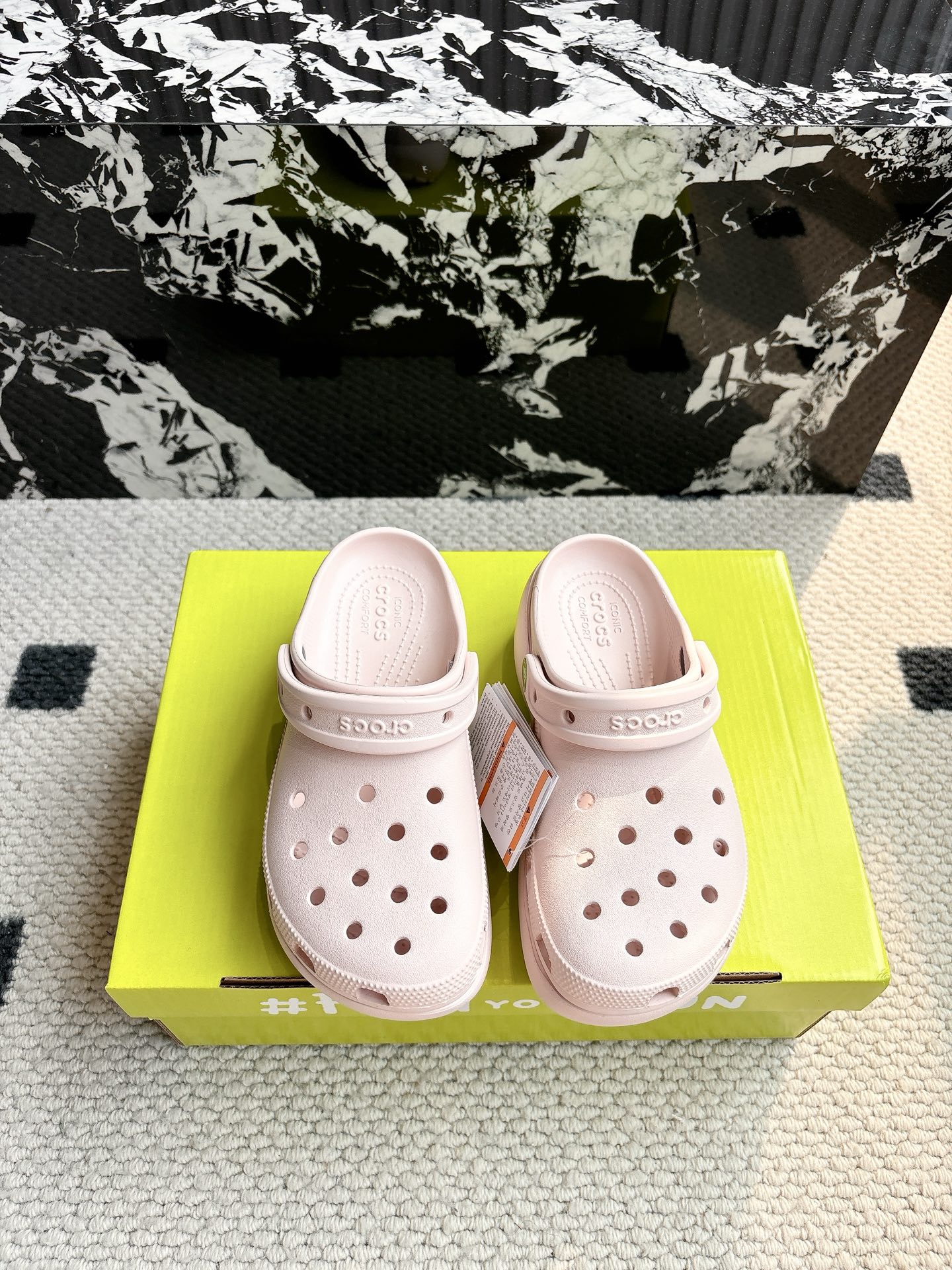 NO:265465,【Cloud Model】#Croslite's same style as the celebrity's feet. It has been made of classic dual-purpose beach thick-soled high-height hole shoes in summer. Sandals and slippers. Ultra-light Croslite patented material. The upper is more durable and easy to clean. The shoe is light and comfortable in 2002. The classic Croslite is born. It adheres to the simple appearance and the original intention of wearing comfort. Continuously brings a comfortable wearing experience to consumers. Wear a 