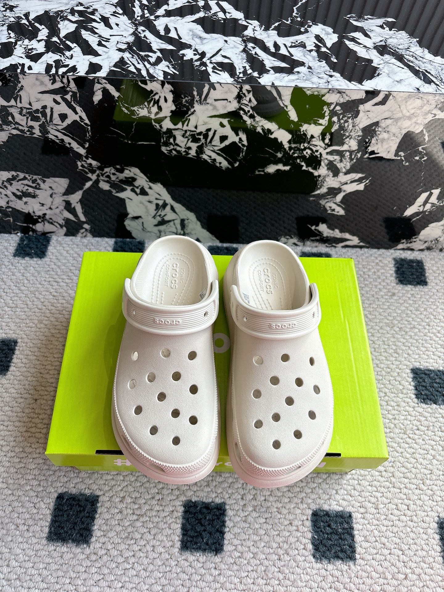 NO:265467,【Puff style】#Croslite's same style as the star's feet. It has been made of classic dual-purpose beach thick-soled high-height hole shoes in summer. Sandals and slippers. Ultra-light Croslite patented material. The upper is more durable and easy to clean. The shoe is light and comfortable in 2002. The classic Croslite is born. It adheres to the simple appearance and the original intention of wearing comfort. Continuously brings a comfortable wearing experience to consumers. Wear a 