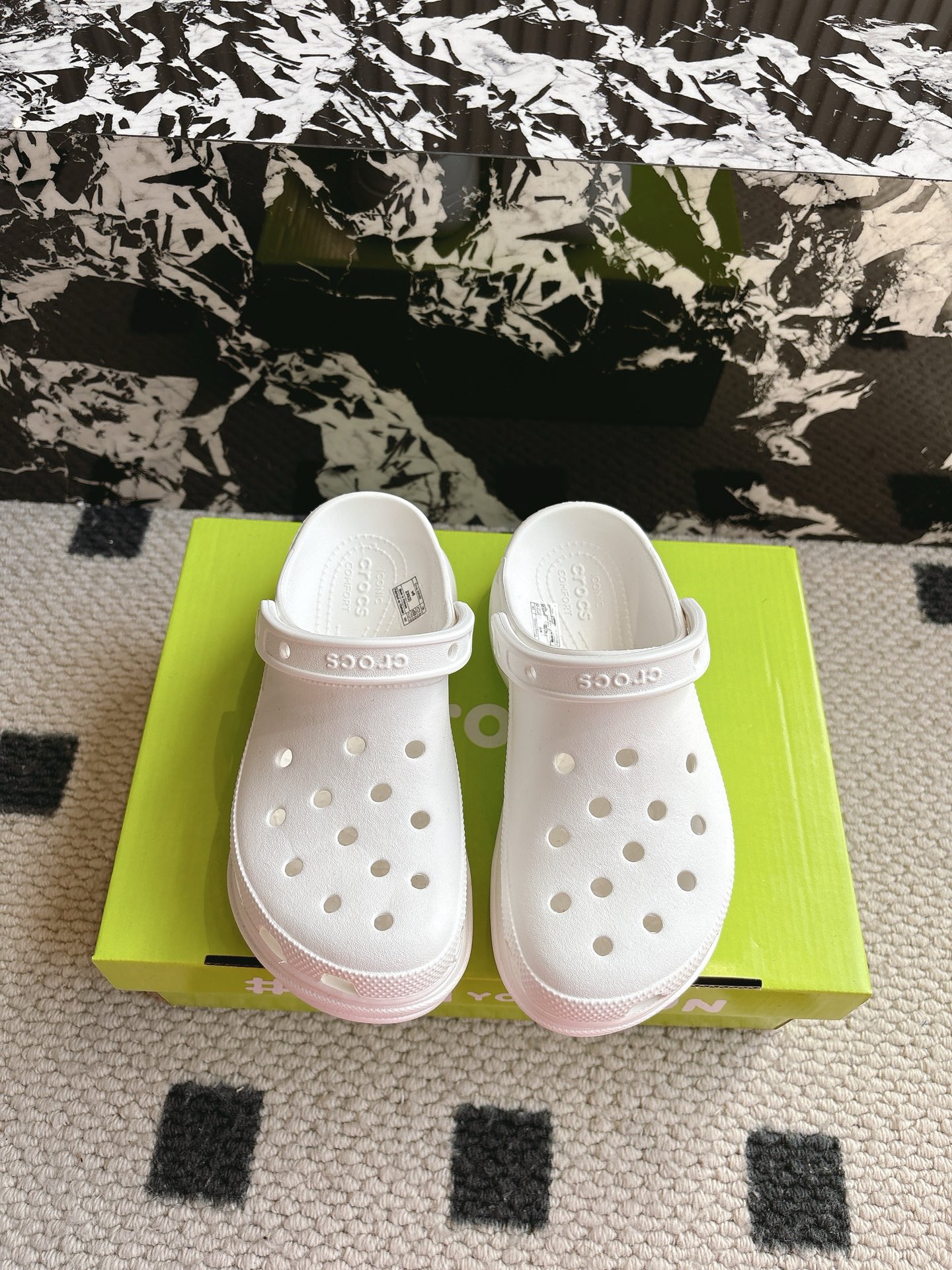 NO:265469,[Whale model] #Croslite's same style as the star's feet. It has been made of classic dual-purpose beach thick-soled high-height hole shoes in summer. Sandals and slippers. Ultra-light Croslite patented material. The upper is more durable and easy to clean. The shoe is light and comfortable in 2002. The classic Croslite is born. It adheres to the simple appearance and the original intention of wearing comfort. Continuously brings a comfortable wearing experience to consumers. Wear a 