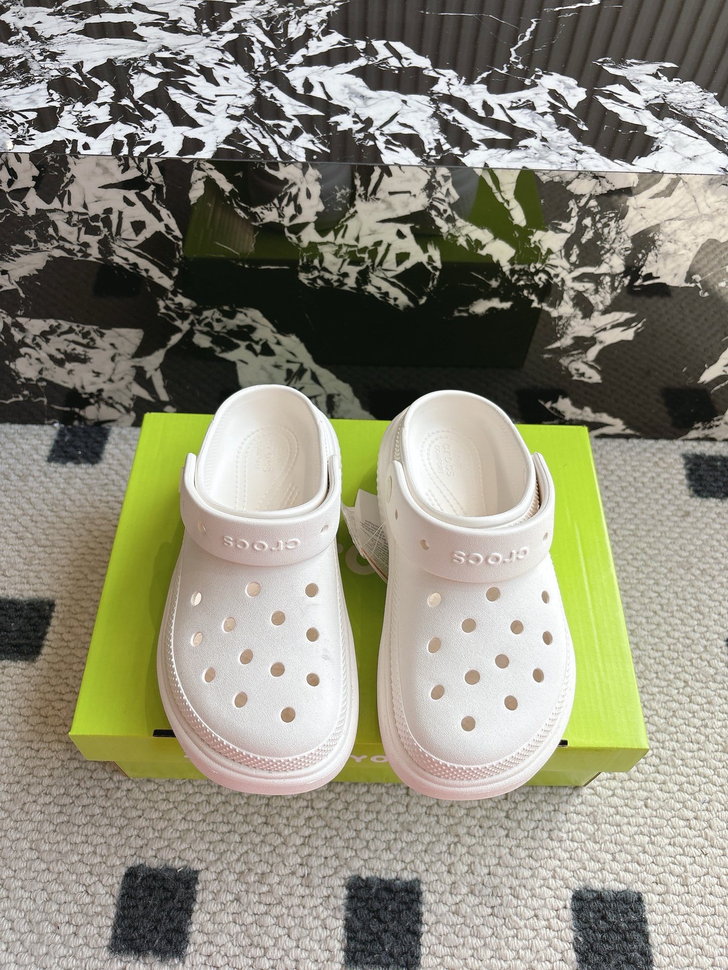 NO:265472,【Ice House Style】#Croslite's same style as the celebrity's feet. It has been made of classic dual-purpose beach thick-soled high-height hole shoes in summer. Sandals and slippers. Ultra-light Croslite patented material. The upper is more durable and easy to clean. The shoe is light and comfortable in 2002. The classic Croslite is born. It adheres to the simple appearance and the original intention of wearing comfort. Continuously brings a comfortable wearing experience to consumers. Wear a 