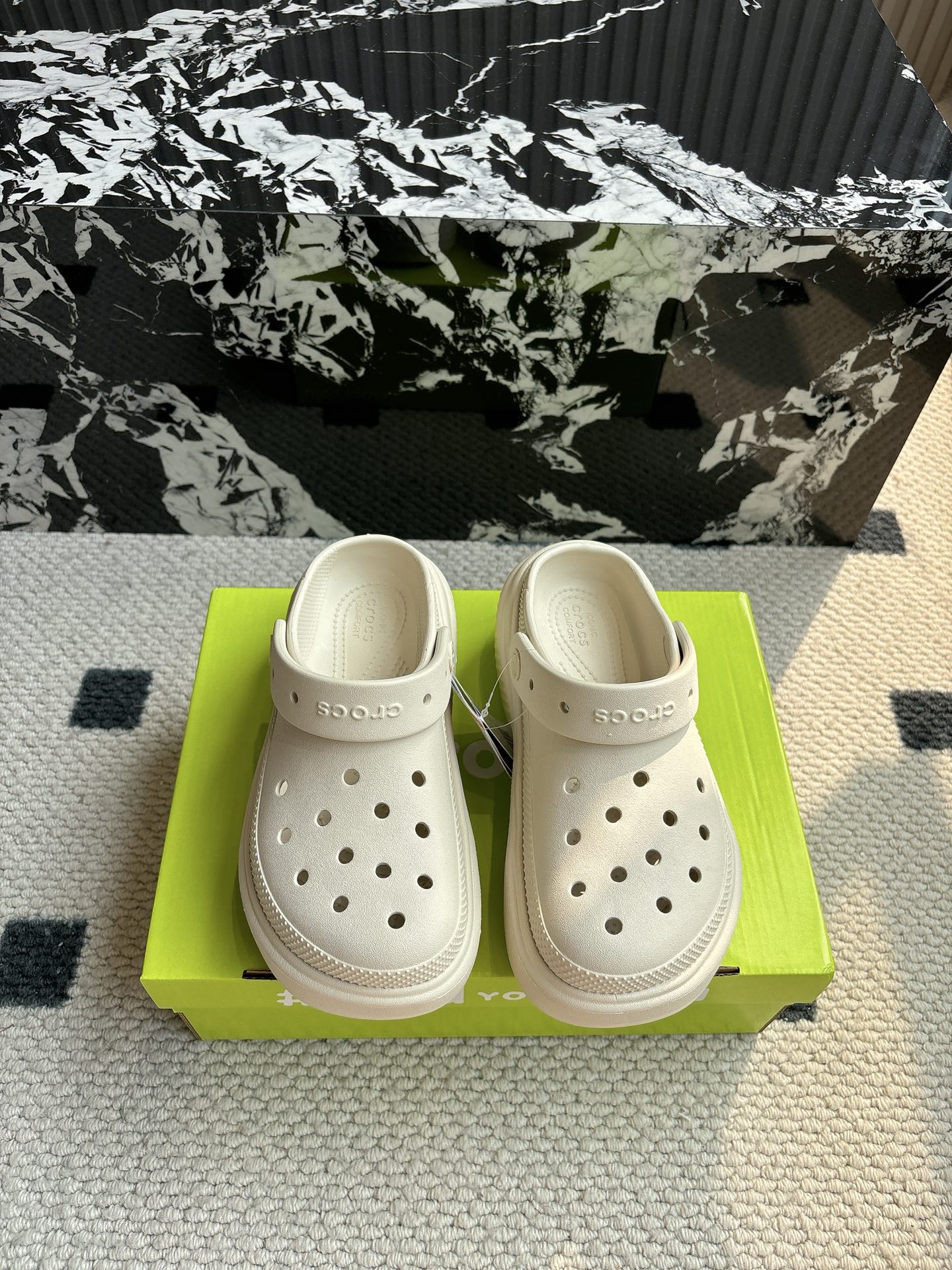 NO:265475,【Ice House Style】#Croslite's same style as the celebrity's feet. It has been made of classic dual-purpose beach thick-soled high-height hole shoes in summer. Sandals and slippers. Ultra-light Croslite patented material. The upper is more durable and easy to clean. The shoe is light and comfortable in 2002. The classic Croslite is born. It adheres to the simple appearance and the original intention of wearing comfort. Continuously brings a comfortable wearing experience to consumers. Wear a 