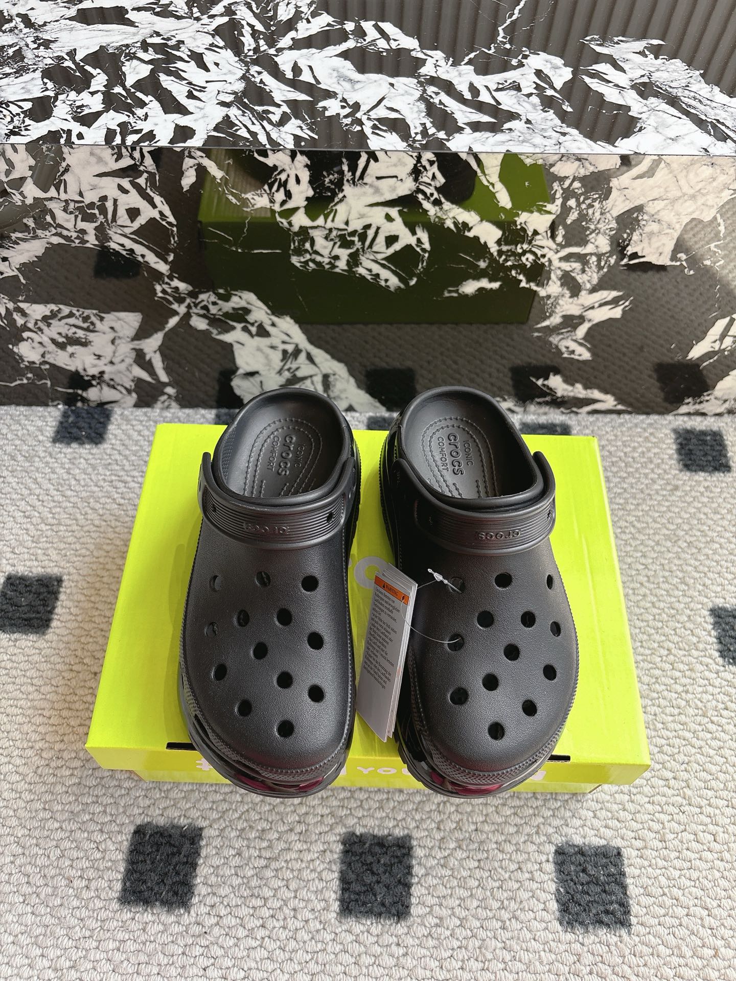 NO:265481,【Bright wheels】#Cross Celebrity's same style as the foot. The classic dual-purpose beach thick-soled high-height hole shoes in summer. Sandals and slippers. Ultra-light Croslite patented material. The upper is more durable and easy to clean. The shoe is light and comfortable in 2002. The classic Croslite is born. It adheres to the simple appearance and the original intention of wearing comfort. Continuously brings a comfortable wearing experience to consumers. Wear a 