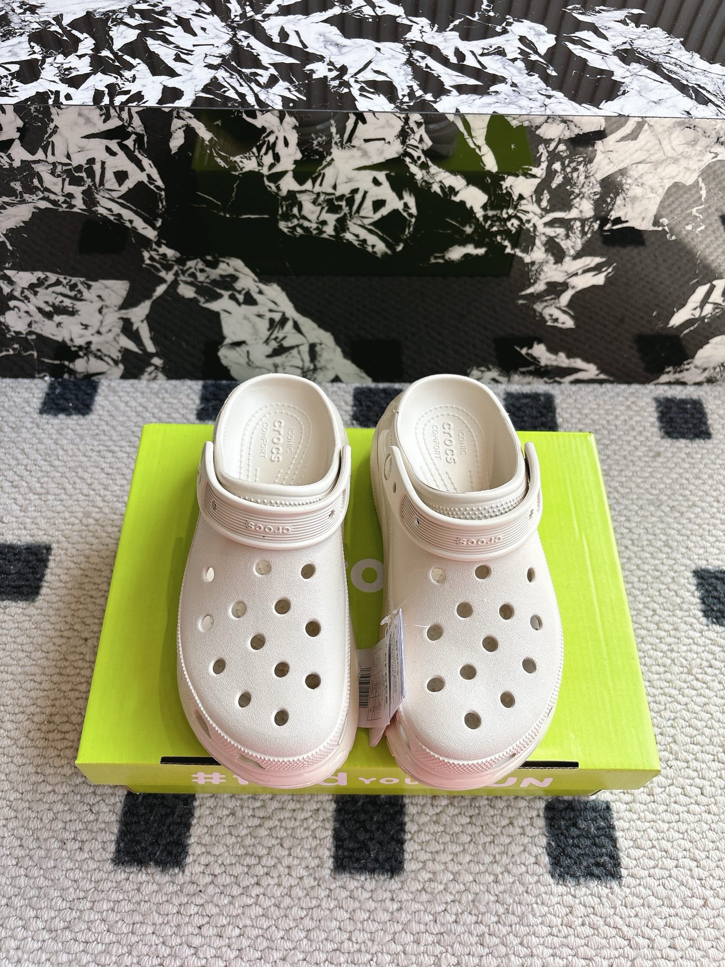 NO:265477,【Bright wheels】#Cross Celebrity's same style as the foot. The classic dual-purpose beach thick-soled high-height hole shoes in summer. Sandals and slippers. Ultra-light Croslite patented material. The upper is more durable and easy to clean. The shoe is light and comfortable in 2002. The classic Croslite is born. It adheres to the simple appearance and the original intention of wearing comfort. Continuously brings a comfortable wearing experience to consumers. Wear a 