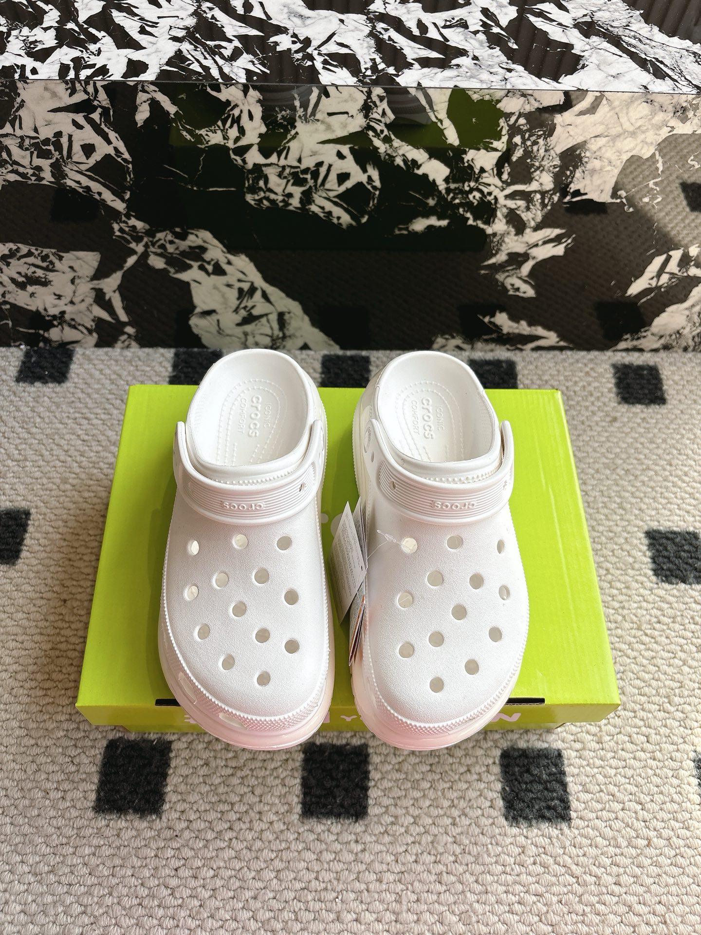 NO:265483,【Bright wheels】#Cross Celebrity's same style as the foot. The classic dual-purpose beach thick-soled high-height hole shoes in summer. Sandals and slippers. Ultra-light Croslite patented material. The upper is more durable and easy to clean. The shoe is light and comfortable in 2002. The classic Croslite is born. It adheres to the simple appearance and the original intention of wearing comfort. Continuously brings a comfortable wearing experience to consumers. Wear a 