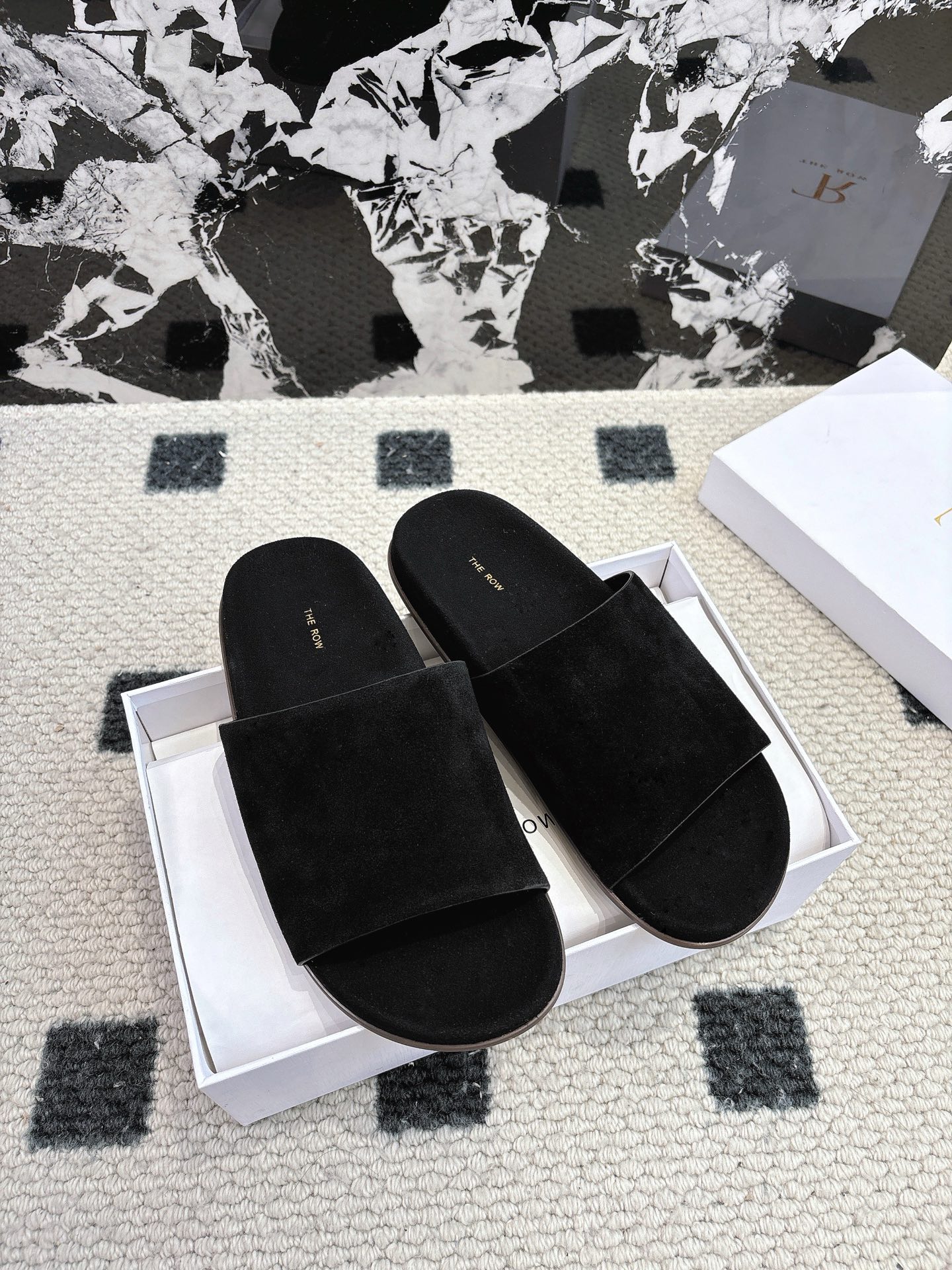 NO:415850,therow 2025 | New minimalist suede slippers, popular suede slippers are here to register! Lazy temperament, simple and comfortable, comfortable slippers with comfortable feet, any color is very high-end. Sheep suede imported from Italy is very soft and delicate, full of merceration. Design and high instep. Sisters with wide feet can also wear it. size35-40, slippers, slippers, chamois leather19860909therow 2025 ｜ 新品极简麂皮绒拖鞋 爆款麂皮绒拖鞋集合报到啦! 慵懒气质简约舒服 脚感敲舒服的拖鞋 随便哪个颜色都很高级 意大利进口的绵羊麂皮 非常柔软细腻 丝光感十足 设计加高脚背 脚宽脚胖的姐妹也能穿 size35-40,拖鞋,slippers,chamois leather,Women's Shoes