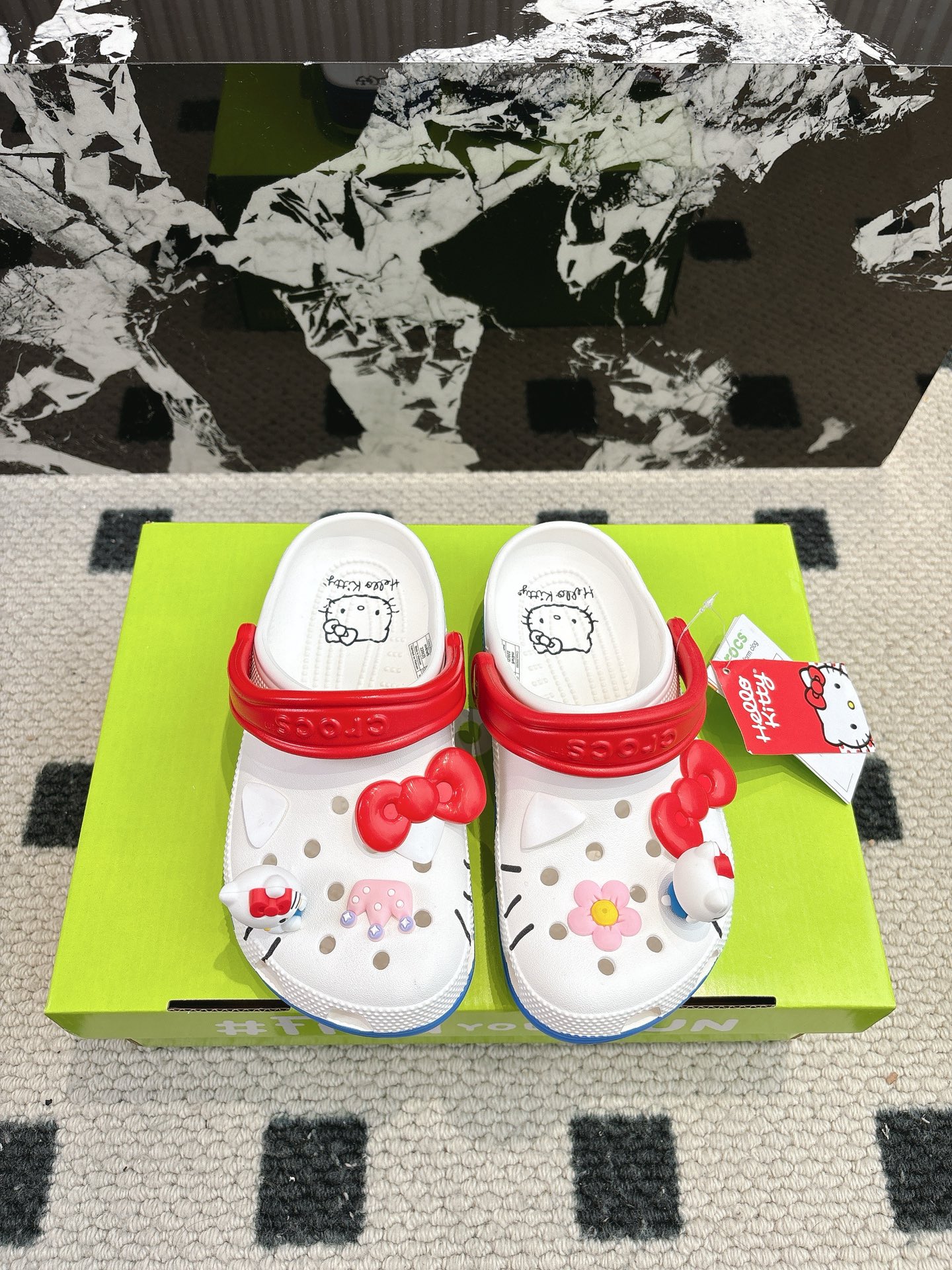 NO:415845,Crocs ×Hello Kitty joint-branded hole shoes are popular #Crocs Celebrities' same style on the feet. Summer classic dual-purpose beach thick-soled ** hole shoes Sandals and slippers Ultra-light Croslite patented material The upper is more durable and easy to clean. The shoe is light and comfortable in 2002. The classic Kroslite is born. Adhering to the simple appearance and the original intention of wearing comfortably, constantly bringing consumers a comfortable wearing experience. Wearing 'fun' flavor, the upper can be matched and demonstrates personality. One shoe and two wear. The adjustable heel strap adds the stability of the shoe body. Put the front into a comfortable and comfortable sandals. Put it in the back and walks and jumps more securely. Croslite material. Enclosed cell resin can automatically deform under body temperature to adapt to the shape of the foot. Excellent wading and easy to clean. Strong grip and not easy to slip. The core concept of Crocs is lightweight, flexible, and all-round comfort. Size children's shoes also has sizes W5=34-35 W6=36-37 W7=37-38 W8=38-39 W9=39-40, slippers, sandals, slippers19860909Crocs ×Hello Kitty 联名洞洞鞋红红火 #卡骆驰 明星上脚同款 经夏季经典两用沙滩厚底**洞洞鞋 凉鞋拖鞋 超轻Croslite专利材料打造 鞋面更加耐用易清洗 该鞋款轻盈舒适 2002年 经典克骆格诞生 秉承外形简单 穿着舒适的初衷 不断为消费者带来舒适的穿着体验 穿出“趣”味 鞋面洞洞可搭彰显个性的智必星 一鞋两穿 可调节式后跟带增添鞋身的稳固性能 放前面变成愜意舒适的凉拖 放后面行走跑跳更加稳妥 Croslite 材料 封闭式细胞树脂 能够在体温作用下自动变形以适应脚部形状 涉水性优秀的同时易于清洁 抓地力强 不易打滑 Crocs的核心理念轻便 灵活 全方位的舒适感 Size童鞋码数也有 W5=34-35 W6=36-37 W7=37-38 W8=38-39 W9=39-40,拖鞋,sandals,slippers,Women's Shoes