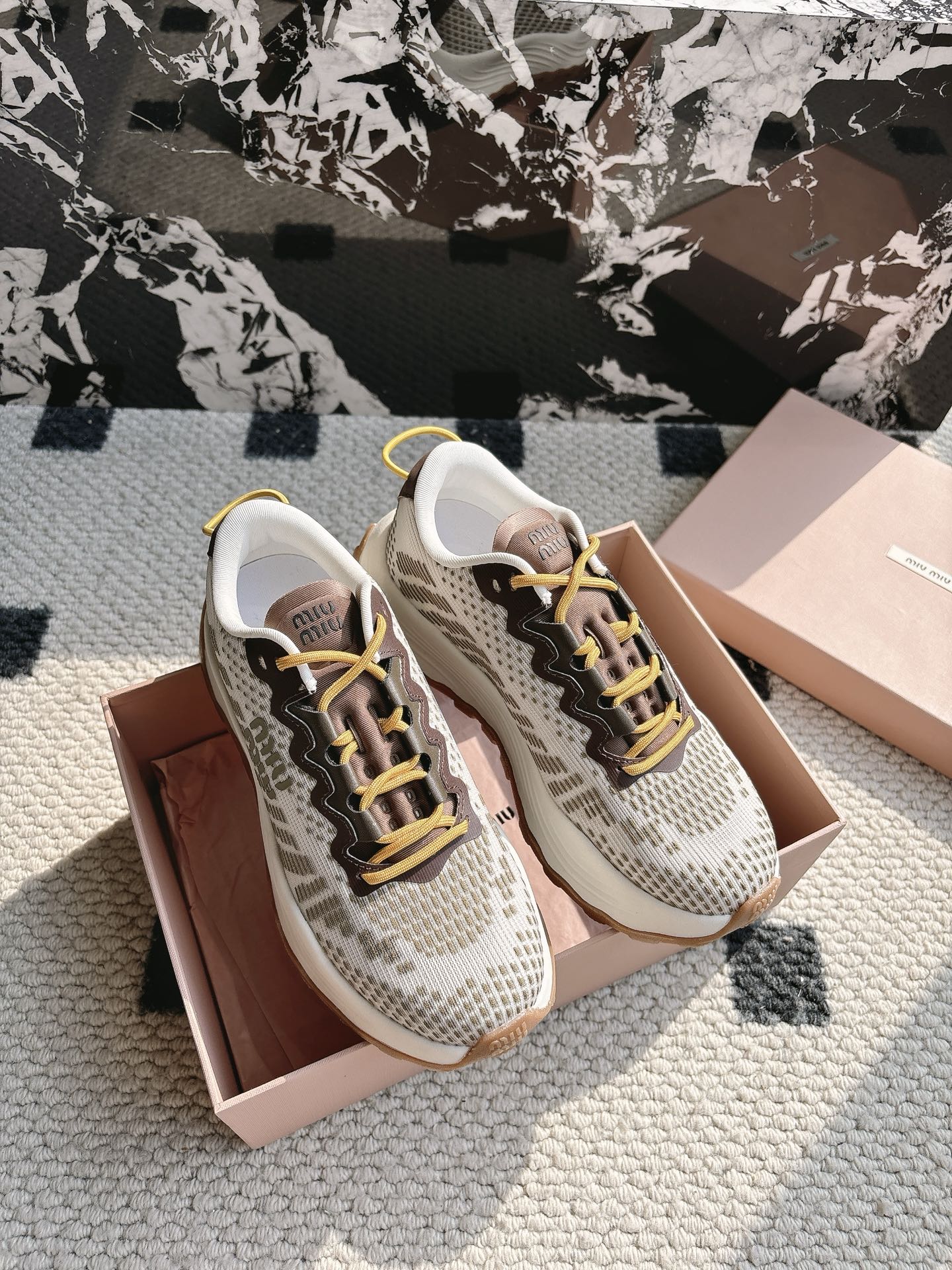 NO:415824,Couple model | 5 MIUMIU Miu Miu's new American retro style~ The most popular sneakers with a look. One that has to be bought ~ is old and fashionable, simple and high-end. It is very comfortable to match with the feet casually, and it is a must-have for the year!  The latest sports white shoes in early spring are popular among bloggers at home and abroad. The Xiaohongshu grass planting series, the retro and fashionable and beautiful sports shoes design, and the recognizable tongue creates a Buddhist sweet casual style~~ The aura of the foot is very casual, and the first layer of cowhide is made of silk cowhide, silk cowhide, original TPU vacuum thick sole, retro rubbing and making it old!  Size.35-45 Couple suits are equipped with a complete set of counters in simultaneous packaging!  , casual shoes/sports shoes, miumiu, sneakers, cowhide19860909情侣款 | 5  MIUMIU 缪缪新款美式复古风~ 颜值担当火爆款运动鞋 不得不入的一款～做旧时尚,简约高级 随意搭配上脚非常舒适,年度必入款！ 早春最新走秀款运动小白鞋国内外博主刷爆的一款,小红书种草系列,复古又时髦上脚美炸了简约的运动板鞋设计,极具辨识度的鞋舌,打造佛系甜美的休闲风~~上脚气场十足随意搭配, 选用头层牛皮材质,内里丝绸牛皮里,原版TPU抽真空厚底 复古擦色做旧！ Size.35-45 情侣装全套专柜同步包装！,休闲鞋/运动鞋,miumiu,sneakers,cowhide,Women's Shoes