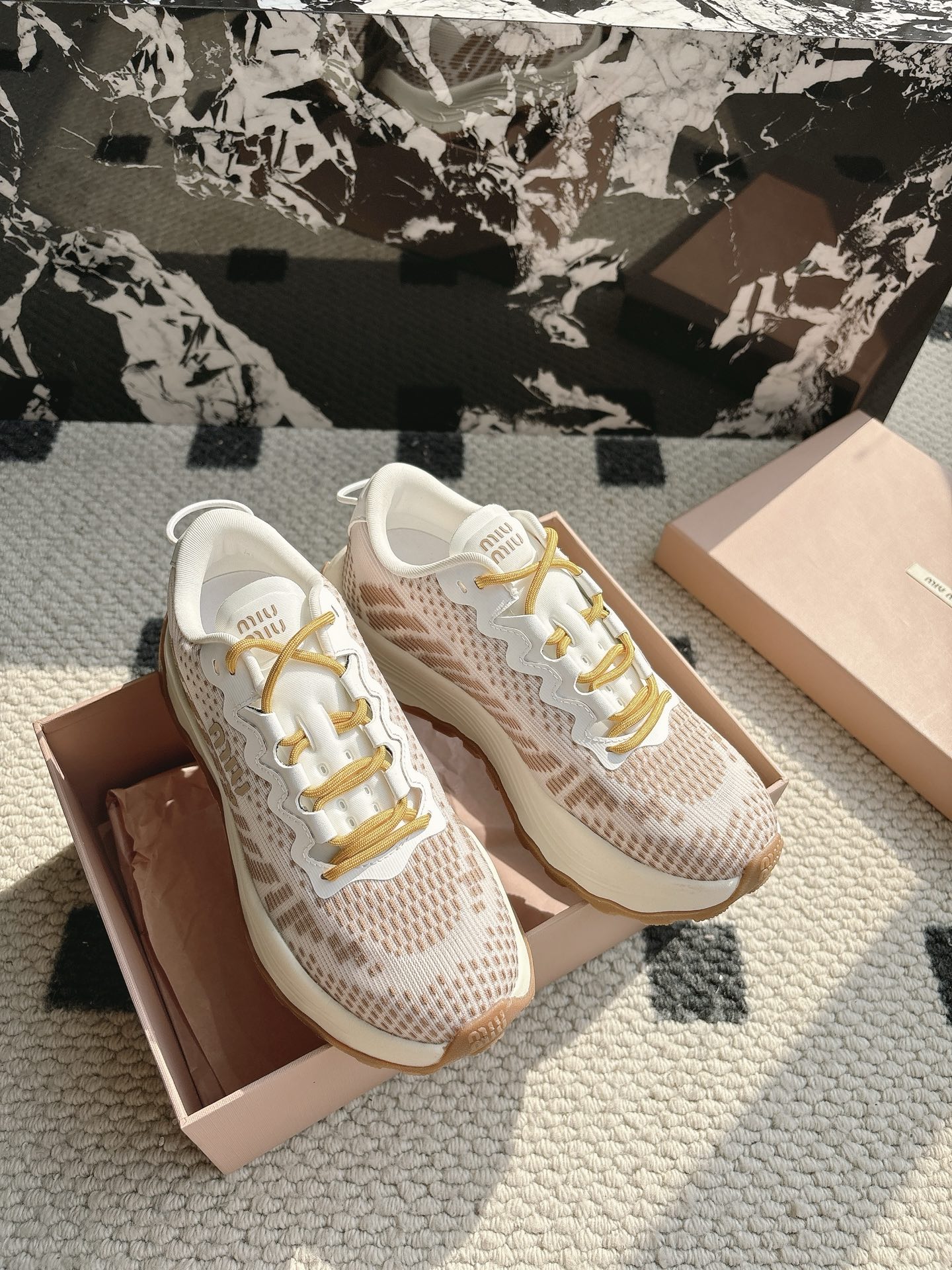 NO:415831,Couple model | 5 MIUMIU Miu Miu's new American retro style~ The most popular sneakers with a look. One that has to be bought ~ is old and fashionable, simple and high-end. It is very comfortable to match with the feet casually, and it is a must-have for the year!  The latest sports white shoes in early spring are popular among bloggers at home and abroad. The Xiaohongshu grass planting series, the retro and fashionable and beautiful sports shoes design, and the recognizable tongue creates a Buddhist sweet casual style~~ The aura of the foot is very casual, and the first layer of cowhide is made of silk cowhide, silk cowhide, original TPU vacuum thick sole, retro rubbing and making it old!  Size.35-45 Couple suits are equipped with a complete set of counters in simultaneous packaging!  , casual shoes/sports shoes, miumiu, sneakers, cowhide19860909情侣款 | 5  MIUMIU 缪缪新款美式复古风~ 颜值担当火爆款运动鞋 不得不入的一款～做旧时尚,简约高级 随意搭配上脚非常舒适,年度必入款！ 早春最新走秀款运动小白鞋国内外博主刷爆的一款,小红书种草系列,复古又时髦上脚美炸了简约的运动板鞋设计,极具辨识度的鞋舌,打造佛系甜美的休闲风~~上脚气场十足随意搭配, 选用头层牛皮材质,内里丝绸牛皮里,原版TPU抽真空厚底 复古擦色做旧！ Size.35-45 情侣装全套专柜同步包装！,休闲鞋/运动鞋,miumiu,sneakers,cowhide,Women's Shoes