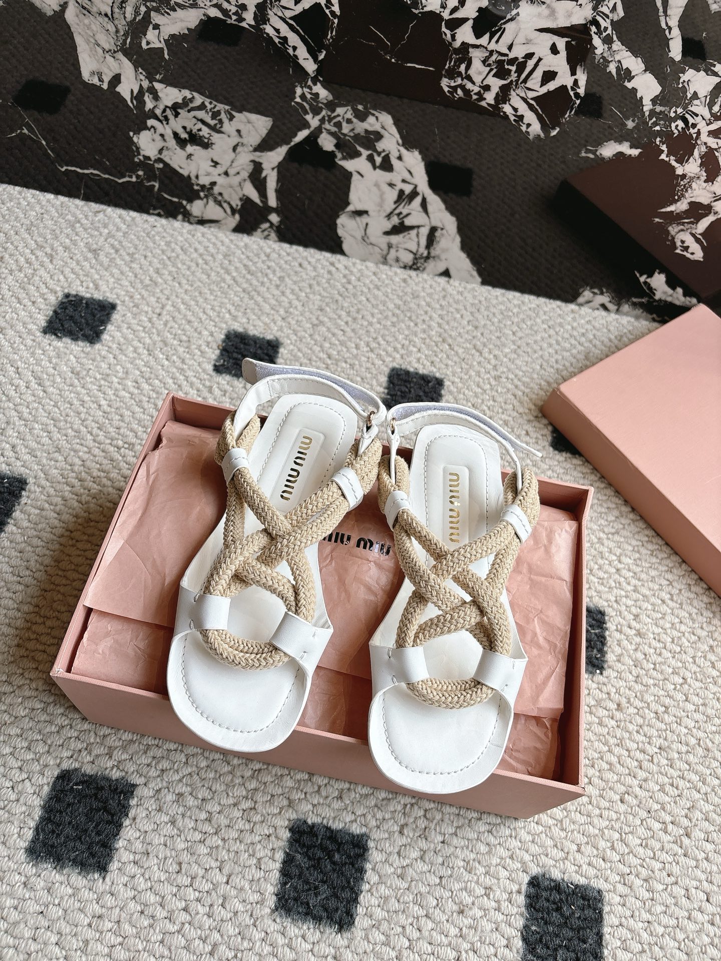 NO:415817,- 25ss summer new style MiuMiu Miu Fairy simple flat sandals retro hemp rope woven sandals. Comfortable and easy to wear, looks white on the feet. It looks good no matter how you wear it. This summer's favorite fashionista~ The most popular flat sandals in the world, appear on the covers of major fashion magazines·World celebrities and bloggers use it~ The best choice for long skirts and hot pants, you won't regret it when you close your eyes. Imported top layer cowhide, inner foot pad cowhide, midsole original customized midsole water table, sole Italian leather outsole, size 35-39 (40.41 custom made, no return or exchange), sandals, miumiu, sandals, skirts, cowhide, Leather soles19860909- 25ss夏季新款 MiuMiu 缪缪仙女简约风平底凉鞋复古麻绳编织凉鞋 舒适又好穿,上脚显白 怎么穿都好看,今夏时髦精最爱～ 全球最火平底凉鞋, 出现在各大时装杂志封面·各路明星、小红书博主着用～搭配长裙、热裤的不二选择,闭眼入都是不会后悔 鞋面进口头层牛皮 内里垫脚牛皮 中底原版定制中底水台 鞋底意大利真皮大底 码数35-39（40.41订做不退换）,凉鞋,miumiu,sandals,skirts,cowhide,Leather soles,Women's Shoes