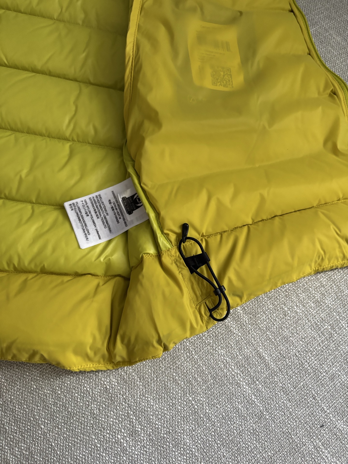 极其轻便,收纳性强:无可匹敌的便携性。
•多功能性:适用于从高强度户外到城市生活的多种场景。
•出色的透气性:复合面料设计确保运动时不会过热。
• 防潮保暖:鹅绒填充应对多变天气更可靠。
•剪裁合身:外观简洁利落