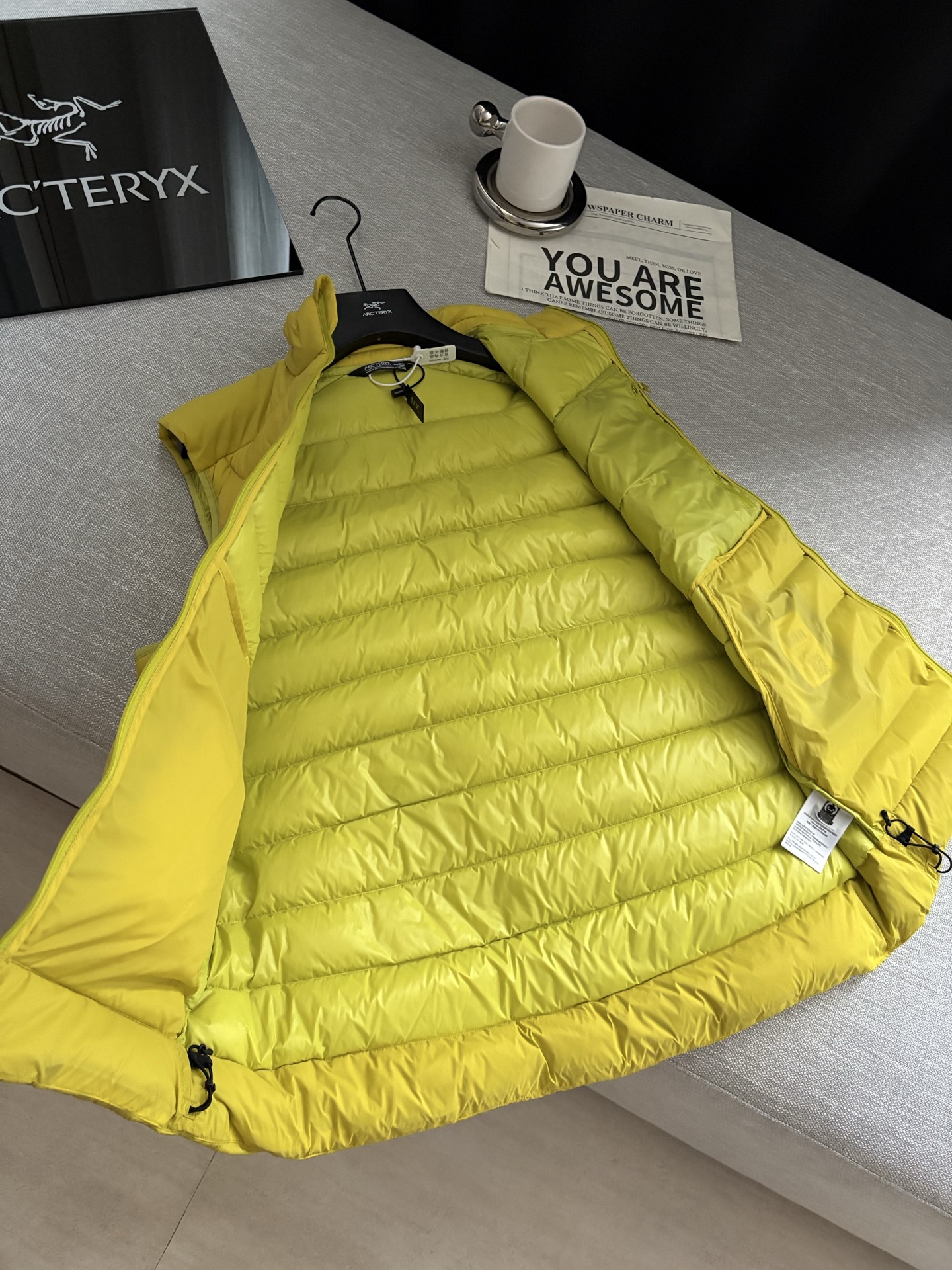 极其轻便,收纳性强:无可匹敌的便携性。
•多功能性:适用于从高强度户外到城市生活的多种场景。
•出色的透气性:复合面料设计确保运动时不会过热。
• 防潮保暖:鹅绒填充应对多变天气更可靠。
•剪裁合身:外观简洁利落