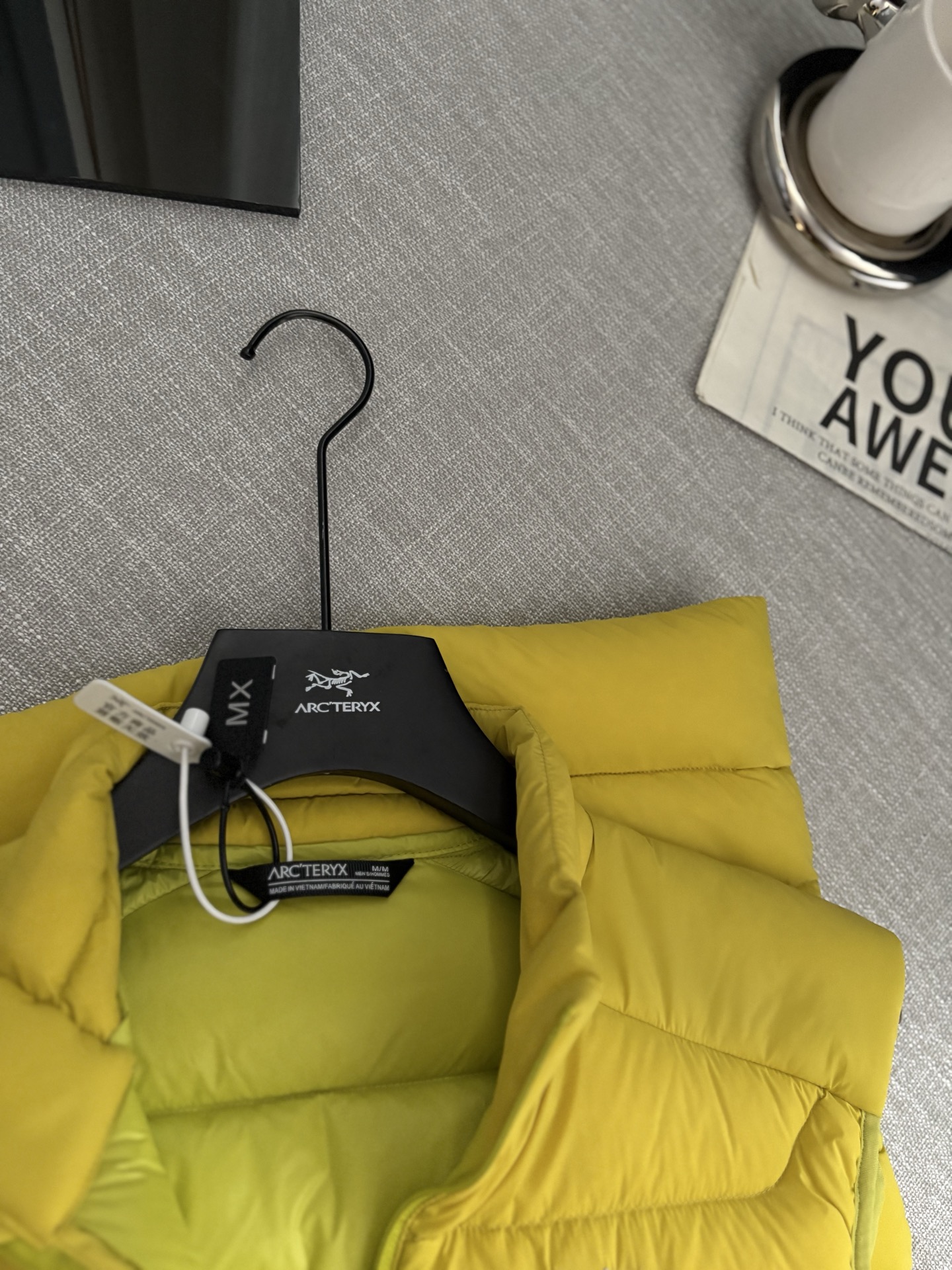 极其轻便,收纳性强:无可匹敌的便携性。
•多功能性:适用于从高强度户外到城市生活的多种场景。
•出色的透气性:复合面料设计确保运动时不会过热。
• 防潮保暖:鹅绒填充应对多变天气更可靠。
•剪裁合身:外观简洁利落