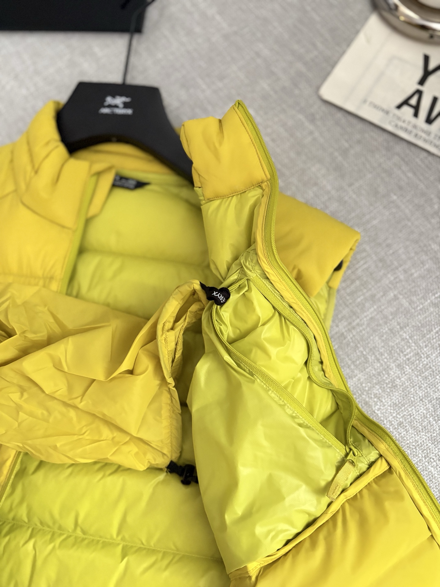 极其轻便,收纳性强:无可匹敌的便携性。
•多功能性:适用于从高强度户外到城市生活的多种场景。
•出色的透气性:复合面料设计确保运动时不会过热。
• 防潮保暖:鹅绒填充应对多变天气更可靠。
•剪裁合身:外观简洁利落