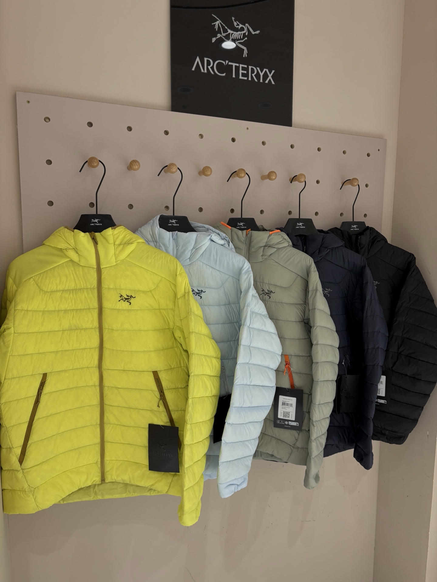 •连帽设计:头盔兼容式风帽,调节方便,提供出色的头部保护和保暖。 • 立体剪裁:始祖鸟标志性的立体剪裁,在活动和静止时都能提供良好的舒适度和自由度,不会显得臃肿。 •细节到位:包括内部收纳袋(可自行压缩成一个小包)、拉链内侧挡风条、弹性袖口、下摆抽绳等,一切都为保暖和功能性服务。 4. 极致的轻量与便携: •这是 Cerium 系列最大的优点之一。 它非常轻,可以轻松压缩进自身的口袋中,变成一个小包裹,方便塞进背包里,在需要保暖时随时取出。