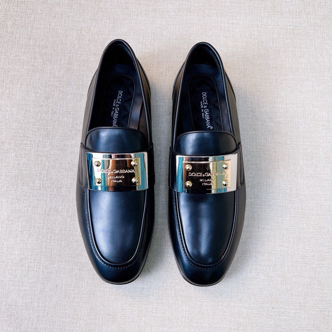 NO:679877,[DG*] Original order - High-quality counter synchronization - Latest - Original imported calfskin - Top-grade cowhide is used for the inner feet, - Original customized genuine leather outsole - High-quality leather surface matched with the original order's fasteners, fashionable and luxurious -Size 39-44 (38, 45 customization is non-refundable and non-exchangeable) -,,cowhide,Leather soles19860909【DG*】原单 -高品质 专柜同步 -最新 -原版进口小牛皮 -内里垫脚均用顶级牛皮, -原版订制真皮大底 -优质的皮面与原单的扣件搭配,时尚,奢华 -Size 39-44（38,45定制不退不换） -,,cowhide,Leather soles,Men's shoes