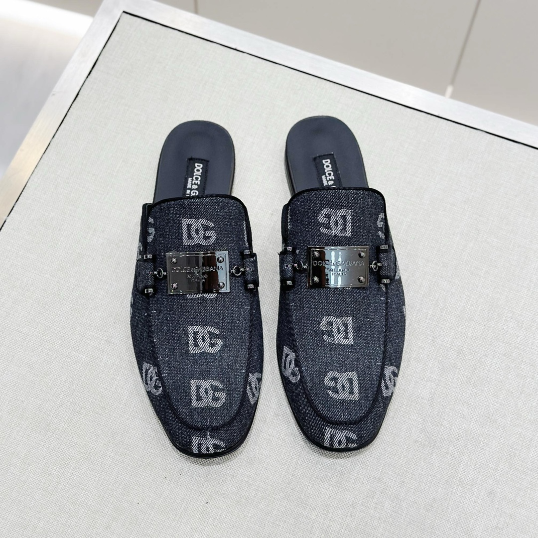 NO:679829,[DG*] Original order - High-quality counter synchronization - Latest - Original imported calfskin - Top-grade cowhide is used for the inner feet, - Original customized genuine leather outsole - High-quality leather surface matched with the original order's fasteners, fashionable and luxurious -Size 39-44 (38, 45 customization is non-refundable and non-exchangeable) -,,cowhide,Leather soles19860909【DG*】原单 -高品质 专柜同步 -最新 -原版进口小牛皮 -内里垫脚均用顶级牛皮, -原版订制真皮大底 -优质的皮面与原单的扣件搭配,时尚,奢华 -Size 39-44（38,45定制不退不换） -,,cowhide,Leather soles,Men's shoes