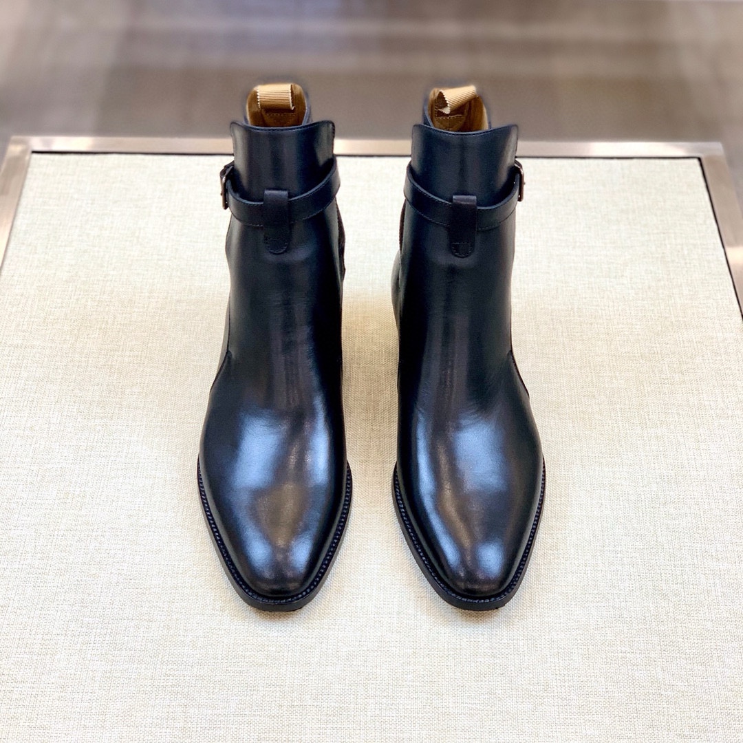 NO:679785,[Saint Laurent^] Original fashionable men's boots -Material, imported fine frosted cowhide for the upper, -Imported water-dyed cowhide for the inner feet, -Original leather outsole -Fashionable trend elements, with movable fasteners on the side, easy to wear and take off, high-end and elegant, smooth shoe lines, full of aura -Size 39-44 (38,45 customized, non-refundable) -,,saint laurent,boots,cowhide,Leather soles19860909【圣罗兰^】原单 时尚男靴 -材质,鞋面进口细磨砂牛皮, -内里垫脚均用进口水染牛皮, -原版真皮大底 -时尚潮流元素,侧面搭配活动扣件,易穿易脱,高端大气,流畅的鞋型线条,气场十足 -Size 39-44（38,45定制不退不换） -,,saint laurent,boots,cowhide,Leather soles,Men's shoes