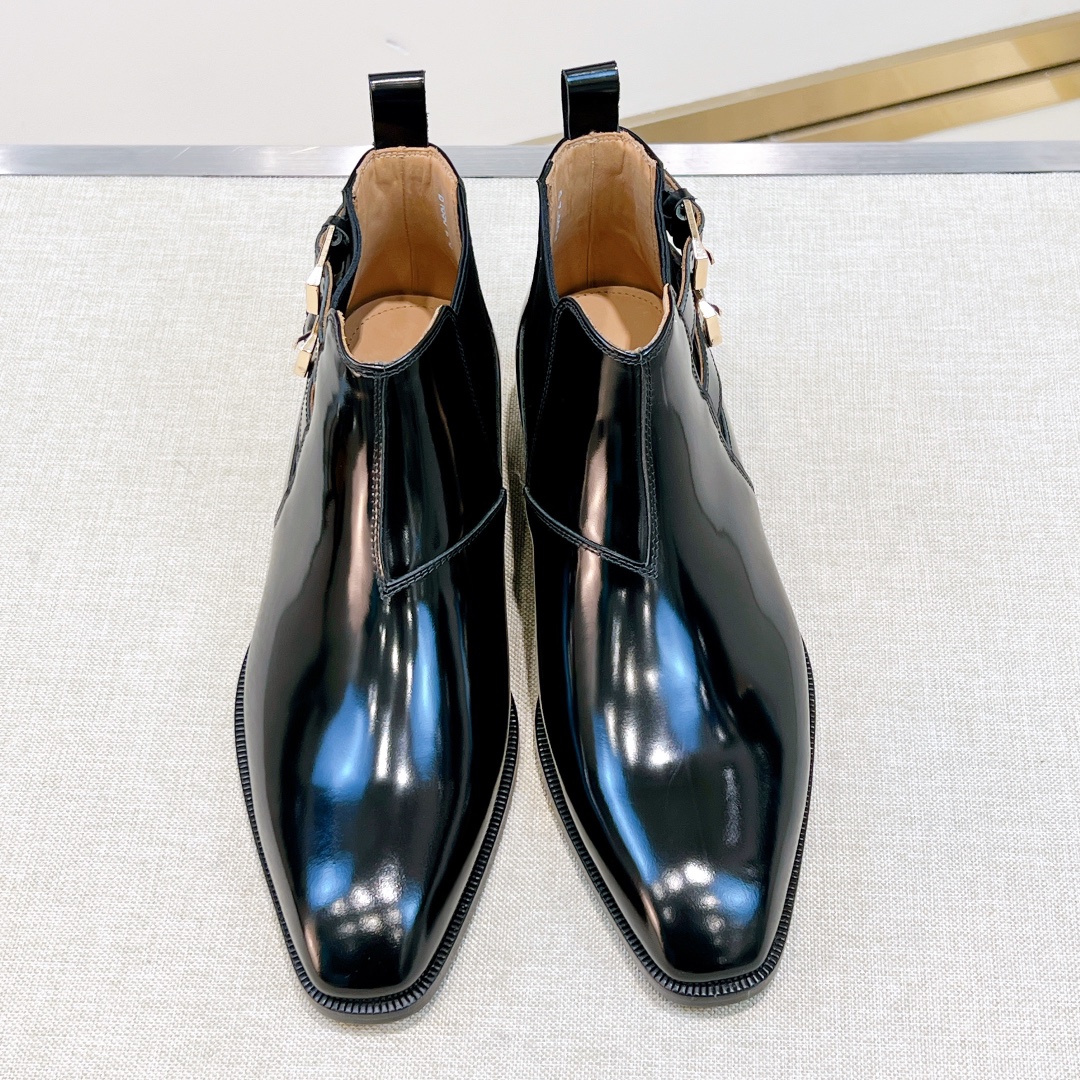 NO:679638,[G*] Original order - Upgraded version purchasing agent level - Men's formal wear, fashionable men's boots - Upper material, imported cowhide with classic original fasteners - Inner foot pads are all made of imported cowhide - Original customized leather outsole -Size 39-44 (38, 45., 46 customized, non-refundable and non-exchangeable) -,,boots,cowhide,Leather soles19860909【G*】原单 -升级版 代购级别 -男士正装,时尚男靴  -鞋面材质,进口牛皮搭配经典原单扣件 -内里垫脚 均用进口牛皮 -原版定制真皮大底 -Size 39-44（38,45.,46订制不退不换） -,,boots,cowhide,Leather soles,Men's shoes