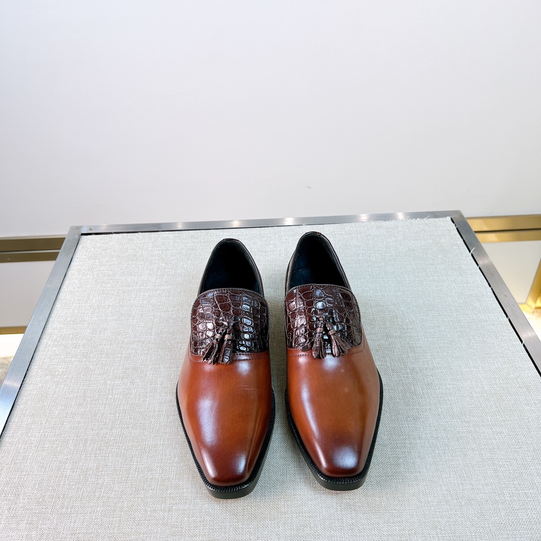 NO:679523,[Imported French cowhide and crocodile leather] Condensing noble quality, perfectly demonstrating shoemaking expertise and exquisite craftsmanship, encountering the ingenuity of gentleman's shoes and tracing their origins. The perfect shape is sublimated and cast, condensing the complex processes behind time. Ingenious craftsmanship blooms here. Formal wear and leisure release life style. Luxury and leisure are integrated. Handmade leather sole 39-44 (38,45),,cowhide19860909【进口法国牛皮拼鳄鱼皮】 凝炼尊贵品质,完美彰显制鞋专业和精湛工艺, 邂逅绅士鞋履的匠心溯源 完美形廊升华铸就 凝炼时光背后的复杂工序 匠心工艺于此耀眼绽放 正装及休闲释放生活格调 奢华休闲于一体 手工皮底 39-44（38,45）,,cowhide,Men's shoes