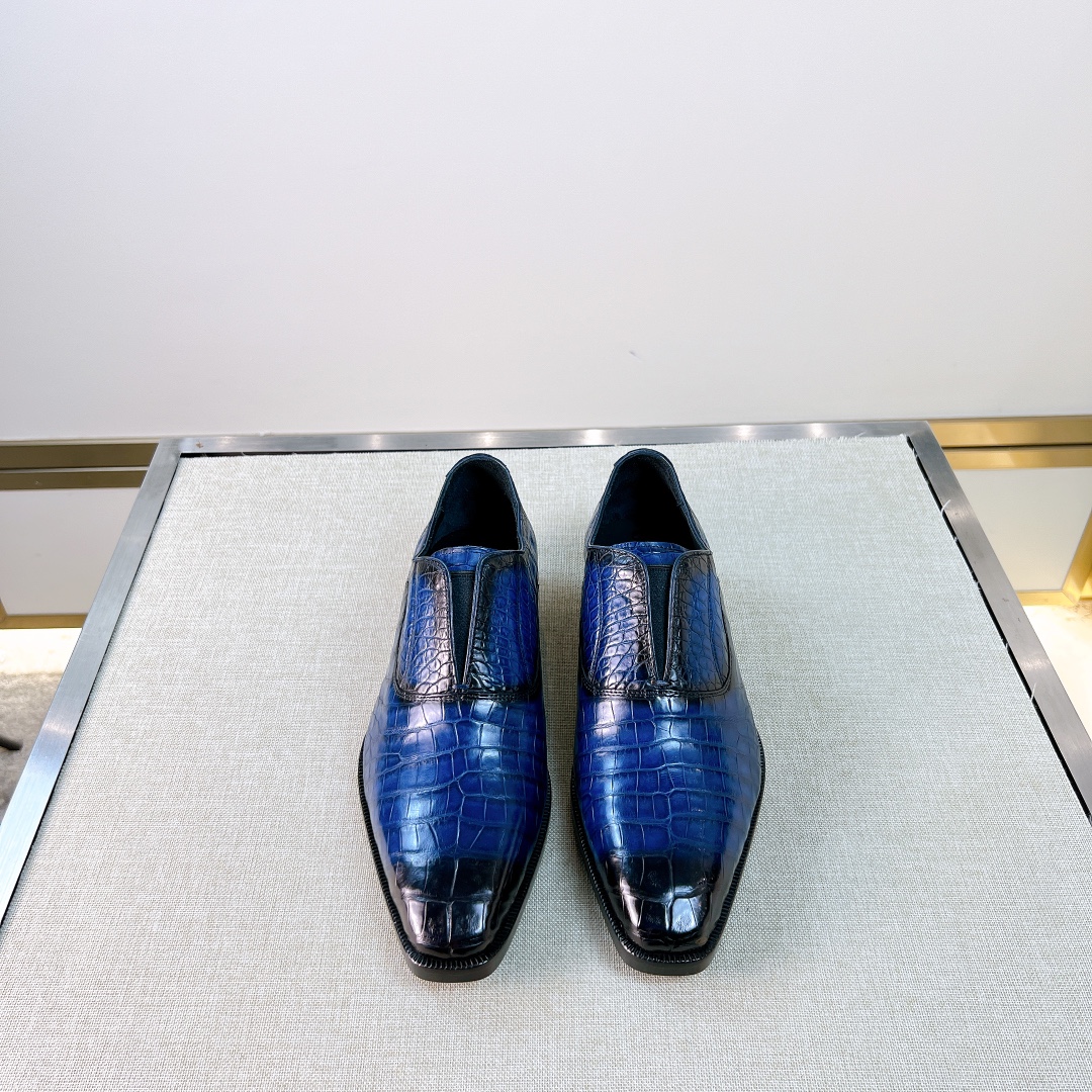 NO:679544,Berluti [crocodile belly is made by hand-made color change and polishing] originated from the 1988s luxury shoes for British nobles. Luxurious Thai Siamese crocodile belly is used. Without splicing the whole crocodile, only one foot can be made. With special maintenance oil, size 39-44 (customized at 38,45),19860909Berluti【鳄鱼肚纯手工改色擦色打造制作】 源于1988s 英国貴族御用奢侈鞋履 奢用泰国暹罗鳄鱼肚皮 不拼接整条鳄鱼只能做一只脚 配专用保养油 尺寸39-44（38,45定制）,,Men's shoes