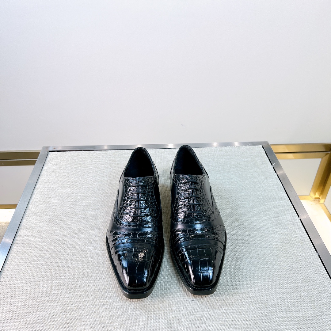 NO:679550,Berluti [Crocodile leather is hand-made by color-changing and rubbing] Originated from the 1988s, luxury shoes used by British nobles. Luxurious Thai Siamese crocodile leather. Without splicing the whole crocodile, only one foot can be made. With special maintenance oil, size 39-44 (customized at 38,45),19860909Berluti【鳄鱼皮纯手工改色擦色打造制作】 源于1988s 英国貴族御用奢侈鞋履 奢用泰国暹罗鳄鱼皮 不拼接整条鳄鱼只能做一只脚 配专用保养油 尺寸39-44（38,45定制）,,Men's shoes