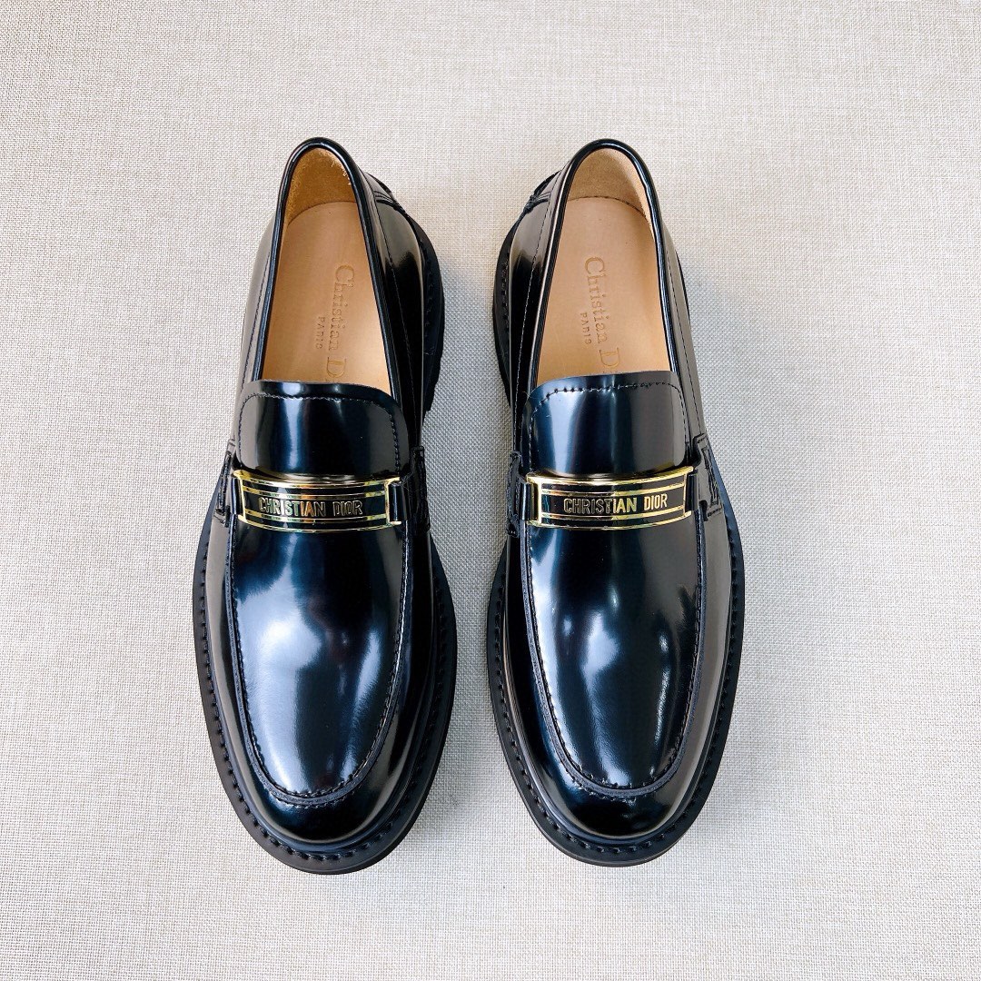 NO:679538,[D*] Original order -Business formal leather shoes -Original high-quality cowhide -The inner foot pads are all made of cowhide, -Original special customized outsole -High-quality leather surface, simple and luxurious -Size 39-44 (38,45 customized) -,,cowhide19860909【D*】原单 -商务正装皮鞋 -原版优质牛皮 -内里垫脚均用牛皮, -原版特供定制大底 -优质的皮面 简单奢华 -Size 39-44（38,45订制） -,,cowhide,Men's shoes