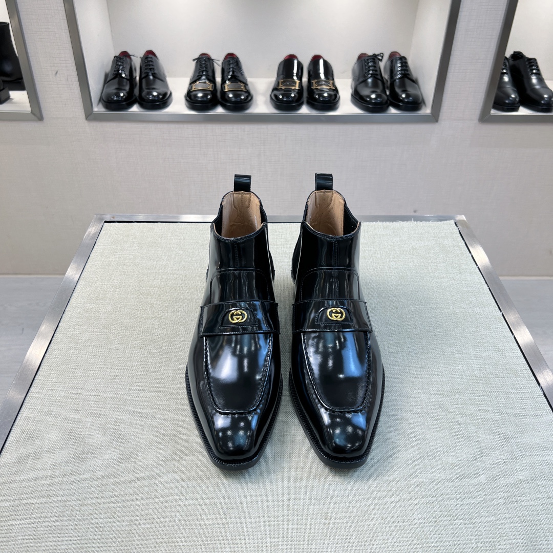 NO:679631,[G*] Original order - Upgraded version purchasing agent level - Men's formal wear, fashionable men's boots - Upper material, imported cowhide with classic original fasteners - Inner foot pads are all made of imported cowhide - Original customized leather outsole -Size 39-44 (38, 45., 46 customized, non-refundable and non-exchangeable) -,,boots,cowhide,Leather soles19860909【G*】原单 -升级版 代购级别 -男士正装,时尚男靴  -鞋面材质,进口牛皮搭配经典原单扣件 -内里垫脚 均用进口牛皮 -原版定制真皮大底 -Size 39-44（38,45.,46订制不退不换） -,,boots,cowhide,Leather soles,Men's shoes