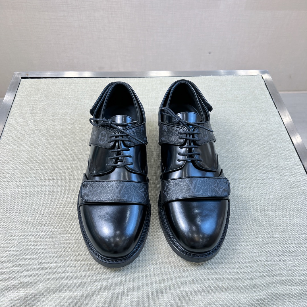 NO:679730,[L*] Original order - (Purchasing agent level) Exclusive aristocrat - Catwalk style presbyopic leather shoes, relaunched - LV classic fashion design concept, creating a unique flavor - The most special thing is to wear a half-vest on the leather shoes - It is really hard to imagine, - Upper material, original classic presbyopic imported rubbed color open edge beaded cowhide - Inner foot pads top grade cowhide - Original private model customized leather outsole -Size 39-44 (38,45 customization is non-refundable and non-exchangeable)  -,,louis vuitton,cowhide,Leather soles19860909【L*】原单 -（代购 级别）专属贵族 -走秀款老花皮鞋,重磅推出 -lV经典时尚设计的理念,创造出具有独特风味 -最特别的是给皮鞋穿了身半马甲 -真的很难想象, -鞋面材质,原版经典老花进口擦色开边珠牛皮 -内里垫脚顶级牛皮 -原版私模定制真皮大底 -Size 39-44（38,45定制不退不换） -,,louis vuitton,cowhide,Leather soles,Men's shoes