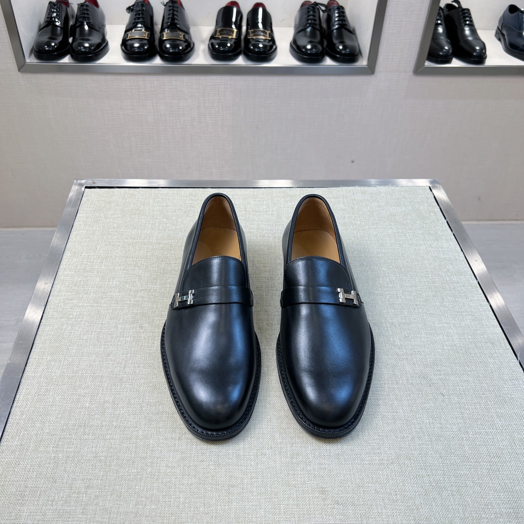 NO:679827,[H*] -High-end quality original order -Original imported sheepskin -The inner feet are made of top-grade cowhide, -Original genuine leather outsole -High-quality leather surface matched with original fasteners, full of charm -Size 39-44 (38,45 customized, non-refundable and non-exchangeable) -,,cowhide,sheepskin,Leather soles19860909【H*】 -高端品质 原单 -原版进口羊皮 -内里垫脚均用顶级牛皮, -原版真皮大底 -优质的皮面与原单的扣件搭配,魅力十足 -Size 39-44（38,45定制不退不换） -,,cowhide,sheepskin,Leather soles,Men's shoes