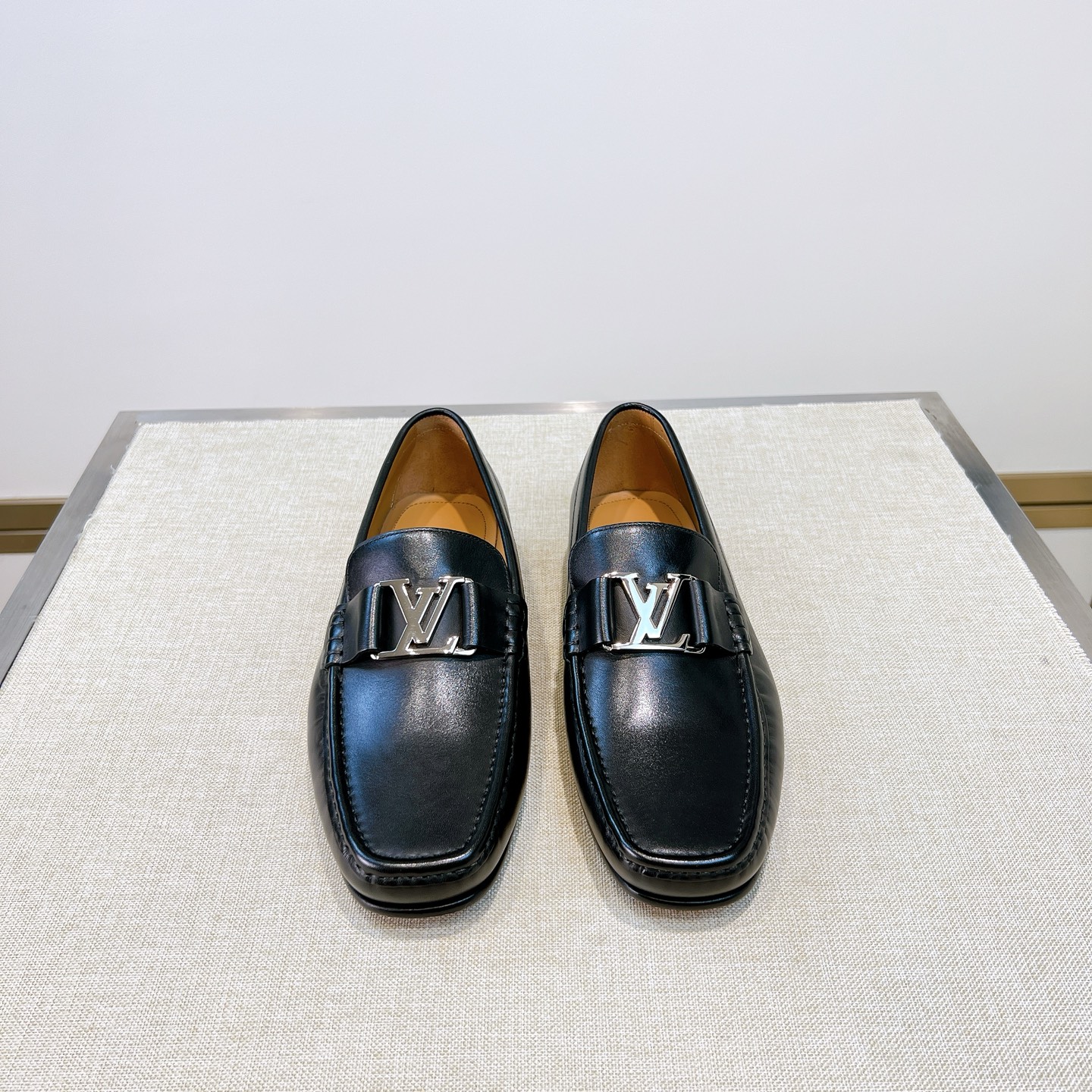 NO:679755,[L*] Original high quality, - Loafers - Upper material, imported cowhide, with original fasteners - Inner foot pads are all made of imported cowhide - Original custom-made leather outsole, -Size 39-44 (38,45. Customized, non-refundable and non-exchangeable) -,,loafers,cowhide,Leather soles19860909【L*】原单高品质, -乐福鞋 -鞋面材质,进口牛皮,搭配原单扣件 -内里垫脚 均用进口牛皮 -原版定制真皮大底, -Size 39-44（38,45.订制不退不换） -,,loafers,cowhide,Leather soles,Men's shoes