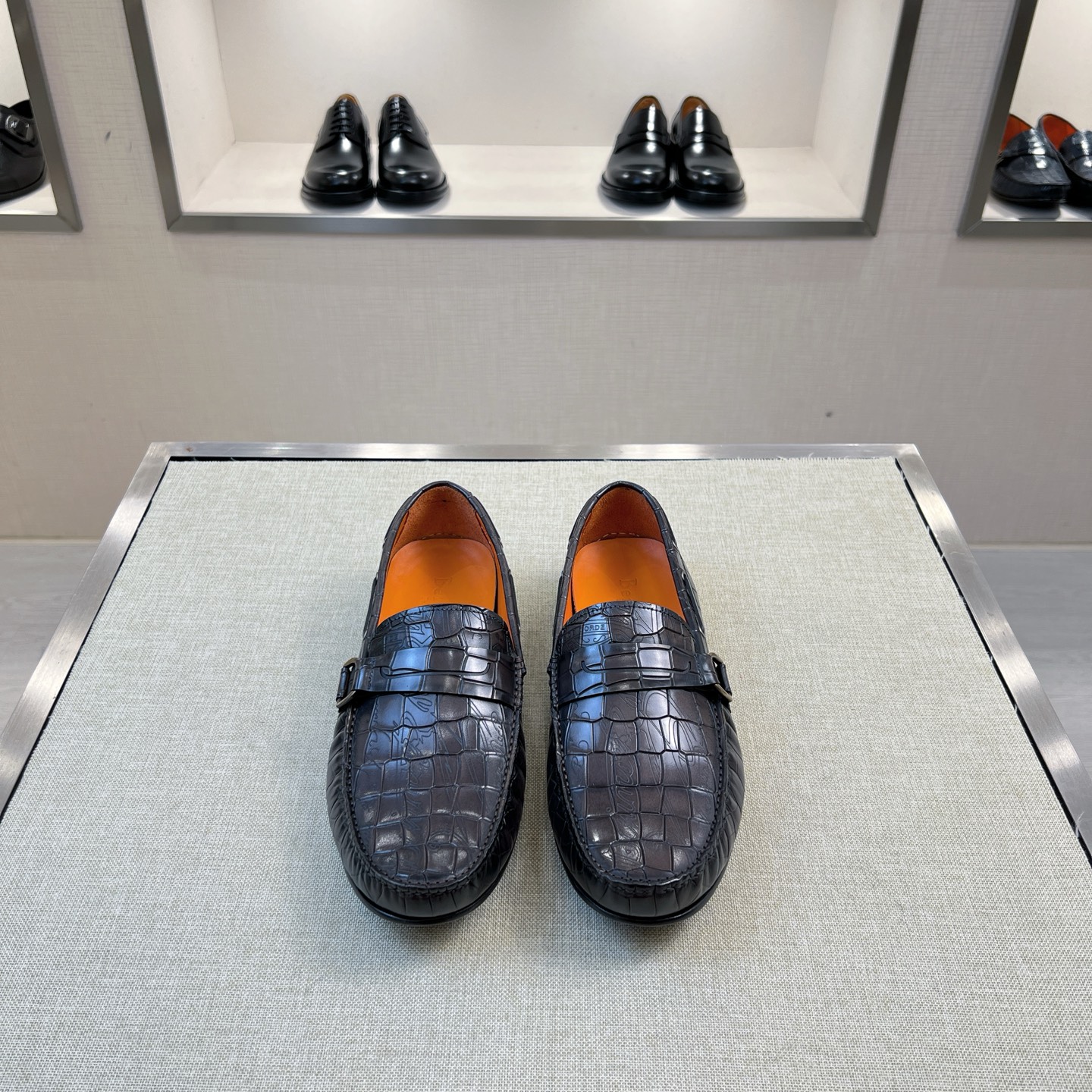 NO:679737,Berluti/Bruti men's new slip-on loafers are on sale  It is made of imported top-grade crocodile textured calfskin, hand-rubbed, and has a great texture. The upper is decorated with Scritto lettering patterns, and the logo is three-dimensional. It is hand-sewn with European and American style horse wax thread. The lining is imported calfskin, and the double-layer calfskin foot pads are made. The insole is made of high-elastic Osole overall. The biggest difficulty of this shoe is the sole, which runs through the one-piece  The midsole is made of genuine leather, with non-slip and wear-resistant rubber patches stitched on the front and rear palms. It is durable and does not fall off. The mold requires very high fineness. The upper is polished and color-brushed to create a different luster. The sides of the heel are surrounded by leather straps of the same material and are equipped with high-quality metal eyelets. The leather straps of the same material are decorated with metal buckles. The upper foot is fashionable and stylish, showing British style!  Comes with full set of original packaging dust bag!  Size 39-44 Leather shoe size (those with fat feet or tall insteps can choose one size larger), loafers, cowhide19860909Berluti/布鲁提 男士新款一脚蹬乐福鞋出货 采用进口顶级鳄鱼纹理小牛皮,手工擦色工艺,质感爆棚,鞋面上饰有Scritto刻字图样,Logo立体分明,欧美风格走马蜡线手工缝制,内里进口小牛皮,双层小牛皮垫脚制作,鞋垫高弹欧索莱整体压制,这款鞋子最大的难点在于鞋底,贯穿一体式同材质真皮中底,前后掌缝合防滑耐磨橡胶贴片,耐穿不掉底,模具的细腻度要求非常高,鞋面抛光擦色处理,打造出不一样的光泽,后跟两侧采用同材质真皮饰带包围,并配有高品质五金金属孔眼,同材质真皮饰带搭配金属扣装饰,上脚时尚有型,尽显英伦风范！配全套原包装防尘袋！ 尺码39-44 皮鞋尺码（脚肥或者脚背高者可选大一码）,,loafers,cowhide,Men's shoes