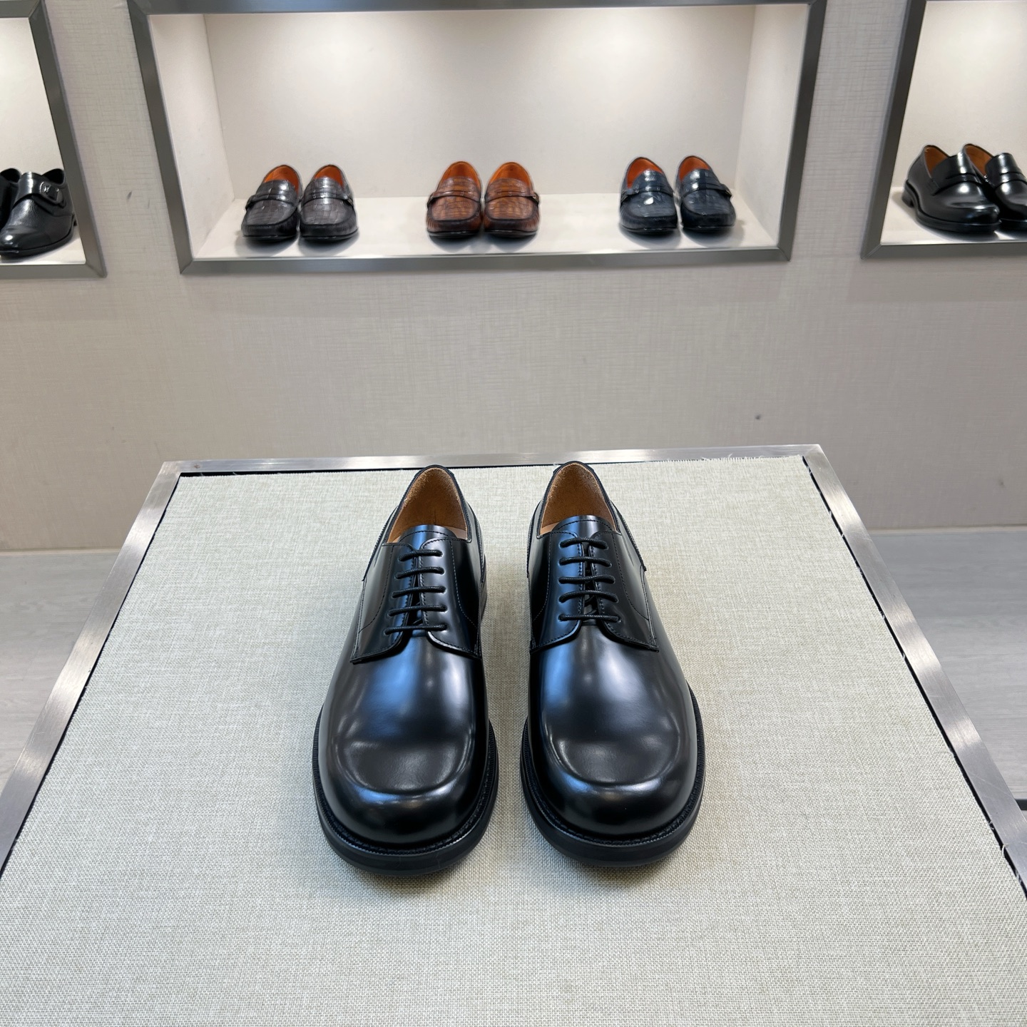 NO:697797,Dior/DIOR Carlo's new men's loafers are shipped. Top-quality products produced in Guan, exclusive for sale in stock!  This Dior Carlo loafer reinterprets the elegant classic logo of Dior. It is carefully made of black polished cow leather. The leather is fine and translucent, tough and resistant to creases. The genuine leather sole is fitted with a rubber non-slip panel at the heel and incorporates Blake inseam technology. The loafer style is paired with a horizontal strap of the same material. It has a simple glossy square toe design. The style is fashionable and durable, and can be used in various occasions!  Comes with a complete set of original packaging dust bags, the highest version on the market, supports comparison!  Code number 38-44,,dior,dior,loafers,cowhide19860909迪奥/DIOR Carlo 新款男士乐福鞋出货 莞产顶级精品,独家现货发售！ 这款 Dior Carlo 乐福鞋重新诠释 Dior 优雅的经典标识.采用黑色抛光牛皮革精心制作,皮质细腻光泽透亮,韧性好耐折痕.真皮鞋底后跟贴合橡胶防滑镶片,融入布雷克内缝工艺,乐福鞋款式,搭配同材质横饰带,简约光面大方头设计,款式时尚耐看,可出入各种场合！配全套原包装防尘袋,市场最高版本,支持对比！ 码数38-44,,dior,dior,loafers,cowhide,Men's shoes