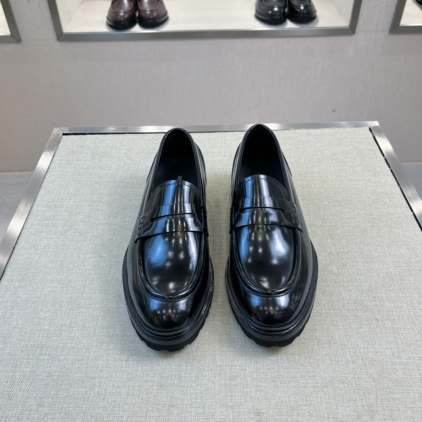 NO:679752,[DG^] Original order - Purchasing agent level - Loaf business men's shoes - Upper material - Imported cowhide, handmade Lamark thread - With original fasteners - Inner foot pads are all made of imported cowhide - Original customized combination outsole, -Size 39-44 (38, 45, 46 customized, non-refundable and non-exchangeable) -,,loafers,cowhide19860909【DG^】原单 -代购级别 -乐福商务男士鞋 -鞋面材质 -进口牛皮,手工拉马克线 -搭配原单扣件 -内里垫脚 均用进口牛皮 -原版定制组合大底, -Size 39-44（38,45,46订制不退不换） -,,loafers,cowhide,Men's shoes