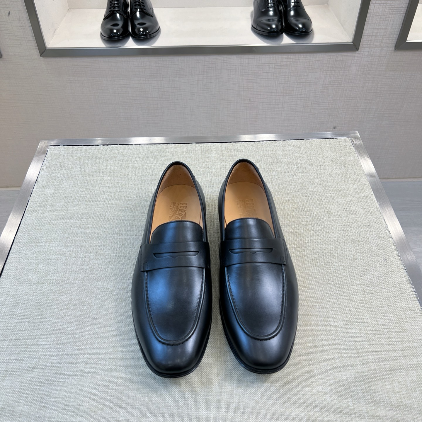 NO:697777,Ferragamo/Ferragamo's handmade high-quality men's leather shoes penny loafers. Exclusive channel boutique, officially on sale. This penny loafer is a modern interpretation of classic shoes. It is made of imported calfskin leather from Italy. The leather is fine, shiny and resistant to creases. It is dyed calfskin lining and Goodyear hand-made cold bonding process. The toe is slightly square, and the instep is decorated with three-dimensional stitching. The lines are simple and neat, and the workmanship is fine. The outside of the heel is decorated with mother-of-pearl buttons.  Full of modern style. It is equipped with a leather rubber composite outsole that is comfortable and non-slip. Every detail is carefully crafted and comes with a full set of original packaging dust bags!  Supports all forms of comparison inspection. Size 39-43 standard leather shoe size, ferragamo, ferragamo, loafers, cowhide19860909Ferragamo/菲拉格慕 手工精品男士皮鞋便士乐福鞋 独家渠道精品,正式发售 这款便士乐福鞋鞋以现代风格演绎经典鞋款,采用意大利进口小牛皮皮面,皮质细腻、光泽透亮、耐折痕,本染小牛皮内里,固特异手工冷粘工艺,鞋头略呈方形,脚背饰以立体缝线,线条简约利落,做工精细,后跟外侧饰以珍珠贝母纽扣装饰, 十足现代风范.搭配真皮橡胶复合大底舒适防滑,每一个细节都是精工细作,配全套原包装防尘袋！支持一切形式对比验货. 尺码39-43 标准皮鞋尺码,,ferragamo,ferragamo,loafers,cowhide,Men's shoes