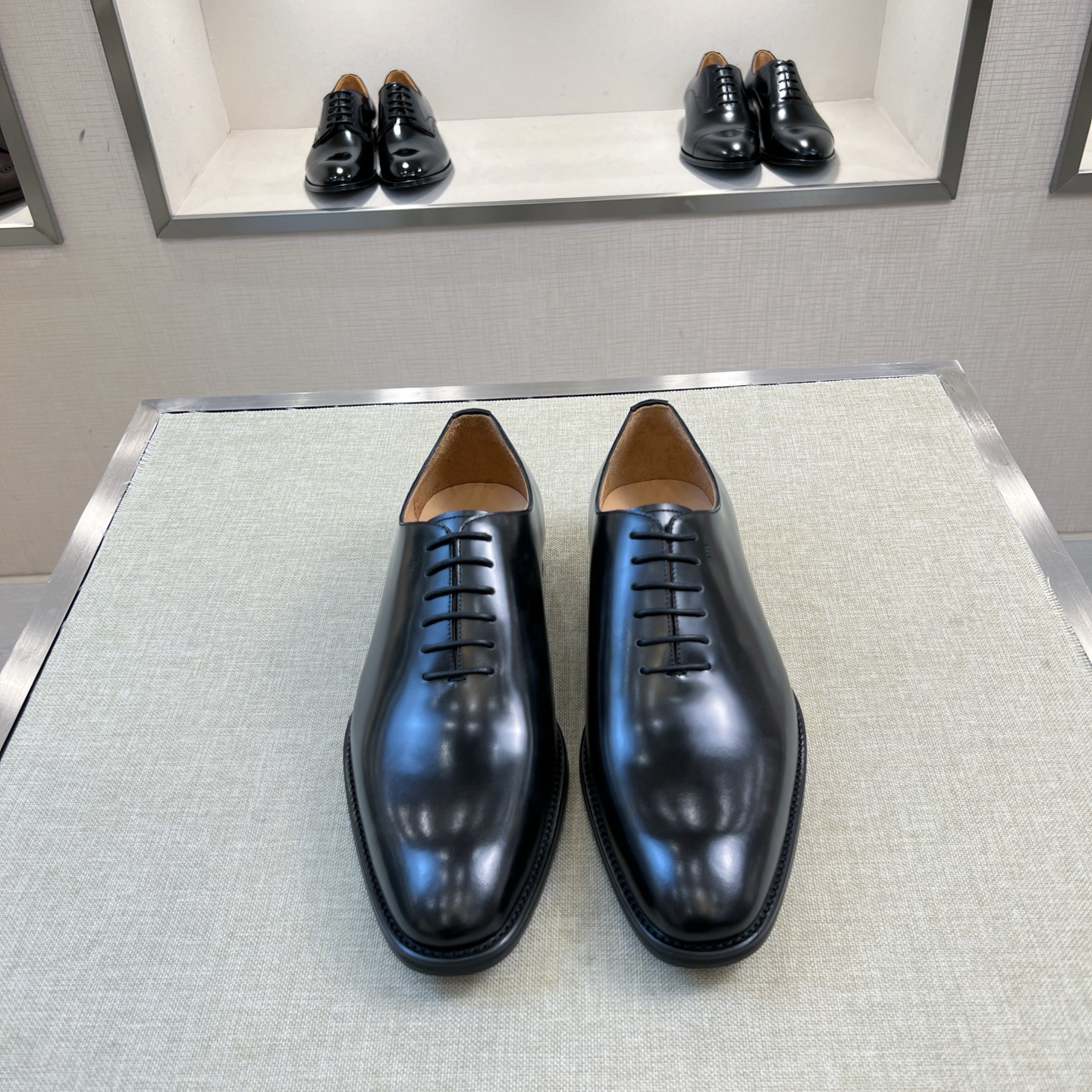 NO:679648,Ferragamo/Ferragamo handmade fine men's leather shoes, exclusive channel boutique, officially on sale, using imported open-edge beaded cowhide surface, hand-rubbed color process, internal dyed calfskin, fine leather, bright and translucent, resistant to creases, texture far beyond the ordinary market leather can be compared, Goodyear hand-made cold bonding process. This Oxford formal leather shoe interprets classic shoes in a modern style. The upper is made of a whole piece of leather. Tapered shoe shape, simple and neat lines, fine workmanship, full of modern style  The soft leather is processed and hand-rubbed. The layering and elegance instantly enhance the grade. The rubber patch on the heel of the genuine leather outsole is comfortable and non-slip. Every detail is carefully crafted. Full set of original packaging. All forms of comparison and inspection are supported, but returns are guaranteed. Size 38-39-40-41-42-43-44 Standard leather shoe size, ferragamo, ferragamo, cowhide, Leather soles19860909Ferragamo/菲拉格慕 手工精品男士皮鞋 独家渠道精品,正式发售 采用进口开边珠牛皮面 手工擦色工艺 内力本染小牛皮 皮质细腻 光泽透亮 耐折痕 质感远非一般市场皮料可以比拟 固特异手工冷粘工艺 这款牛津正装皮鞋以现代风格演绎经典鞋款 鞋面采用整块皮革制作 锥形鞋型 线条简约利落 做工精细 十足现代风范 柔软的皮革经过处理配合手工擦色 层次和优雅感瞬间提升档次 真皮大底后跟橡胶贴片舒适防滑 每一个细节都是精工细作 全套原包装 支持一切形式对比验货 不过包退 尺码38-39-40-41-42-43-44 标准皮鞋尺码,,ferragamo,ferragamo,cowhide,Leather soles,Men's shoes