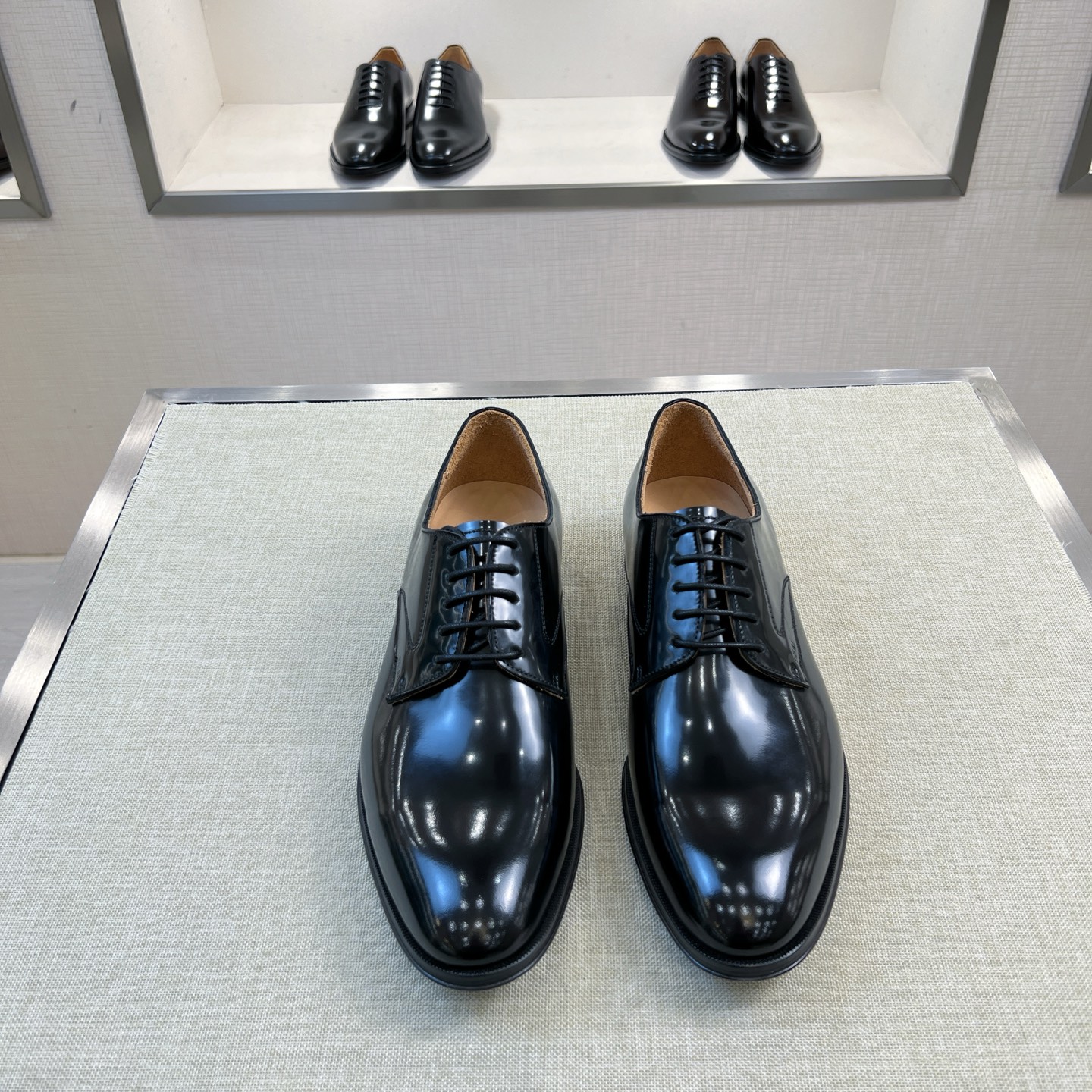 NO:697783,DIOR/DIOR TIMELESS Patent Leather Derby Shoes This Dior Timeless Derby Shoe embodies classic elegance. In Dior  Carefully crafted in an Italian workshop, it has an elegant appearance with a slender silhouette, and is made of black patent leather upper. It is comfortable and light, and the spliced leather sole has a rubber patch on the heel for anti-slip details. It is made of imported patent leather upper, decorated with 'DIOR' logo and waxed shoelaces. It is elegant and refined and can be matched with all kinds of suits. Comes with a full set of packaging!  Size 38-44, standard size, dior, dior, business suit, cowhide19860909DIOR/迪奥 TIMELESS漆皮亮面皮革德比鞋 这款 Dior Timeless 德比鞋体现经典的优雅气质.在 Dior 的意大利工坊精心制作,高雅的外观搭配修长的版型,采用黑色漆皮牛皮革鞋面.舒适轻盈,拼接皮革鞋底带有后跟橡胶贴片防滑细节.采用进口漆皮牛皮革鞋面,饰以“DIOR”logo标志,打蜡鞋带,高雅精致,可搭配各式西装.配全套包装！ 尺码38-44,标准尺寸,,dior,dior,business suit,cowhide,Men's shoes