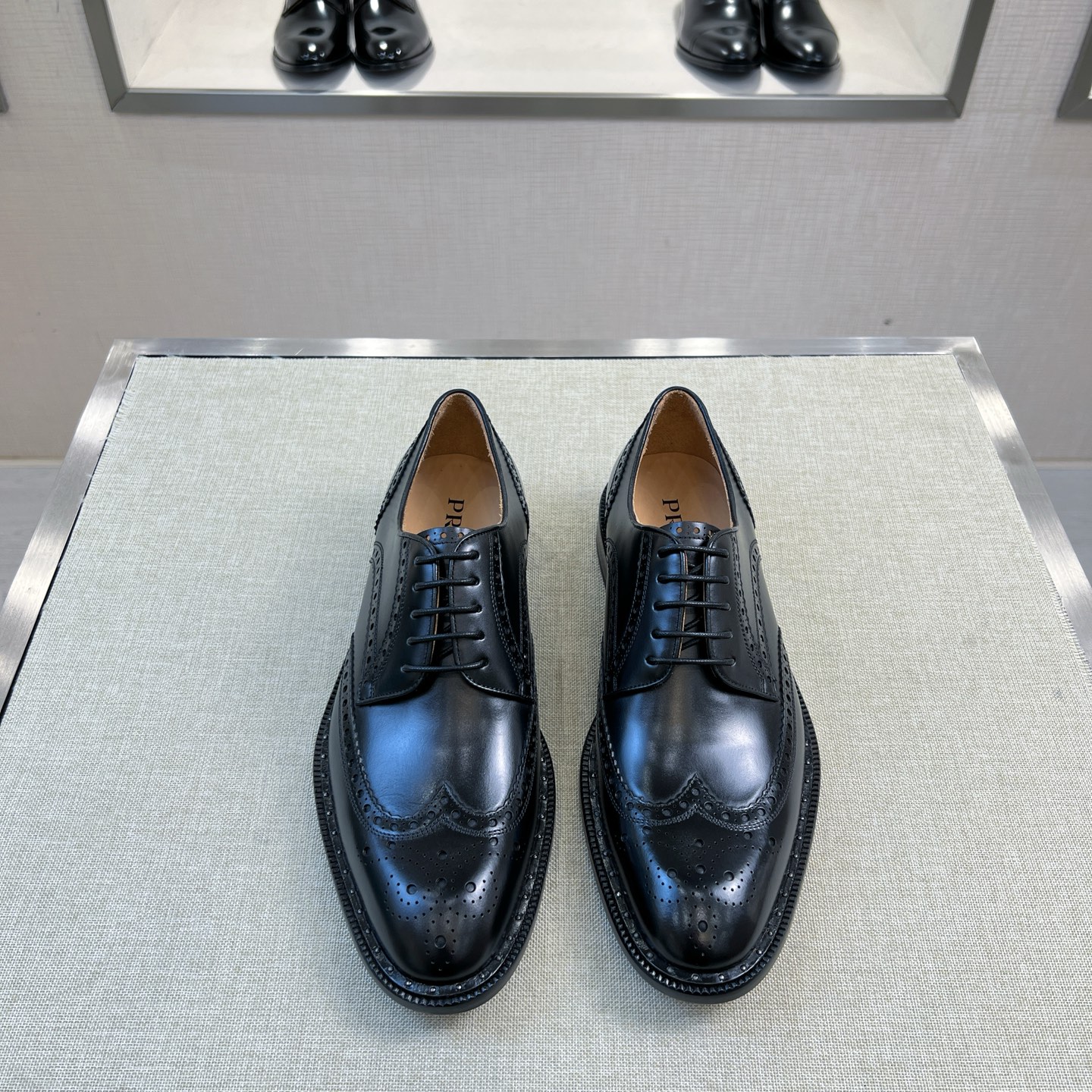 NO:679650,PRADA/Prada men's new business formal derby shoes P family business men's shoes are shipped and officially on sale. Top-quality products made in Guangzhou, original 1:1 development, top-grade imported calfskin embryo, fetal calfskin upper, hand-painted process, classic brogue carved upper, finely crafted details, native calfskin breathable lining, leather outsole with rubber covering at the rear, leather outsole with rubber covering on the heel and riveted fixation  Waterproof welt skirt decoration design, leather texture can be seen at a glance, novel style, another top quality, classic and attractive, super aura business lace-up formal leather shoes, easy to handle various occasions, the quality of our formal shoes is not too much, everyone knows, come with original box packaging dust bag!  Color black and brown available. Size 39-44 standard size, prada, prada, skirts, cowhide, Leather soles19860909PRADA/普拉达 男士新款商务正装德比鞋 P家商务男鞋出货,正式发售 莞产顶级精品,原版1:1开发,顶级进口小牛皮皮胚,胎牛皮鞋面,手工上色工艺,经典布洛克雕花鞋面,细节精工制作,本蒅小牛皮透气内里,真皮大底后置橡胶贴皮,真皮大底后跟橡胶贴皮加铆固定 防水沿条裙边装饰设计,皮质质感一览无余,款式新颖,又一款顶级品质又经典耐看,超显气场的商务系带正装皮鞋,轻松驾驭各种场合,咱家正装鞋品质不多提大家懂的,配原盒包装防尘袋！ 颜色黑色 咖啡色两色可选 码数39-44标准尺码,,prada,prada,skirts,cowhide,Leather soles,Men's shoes