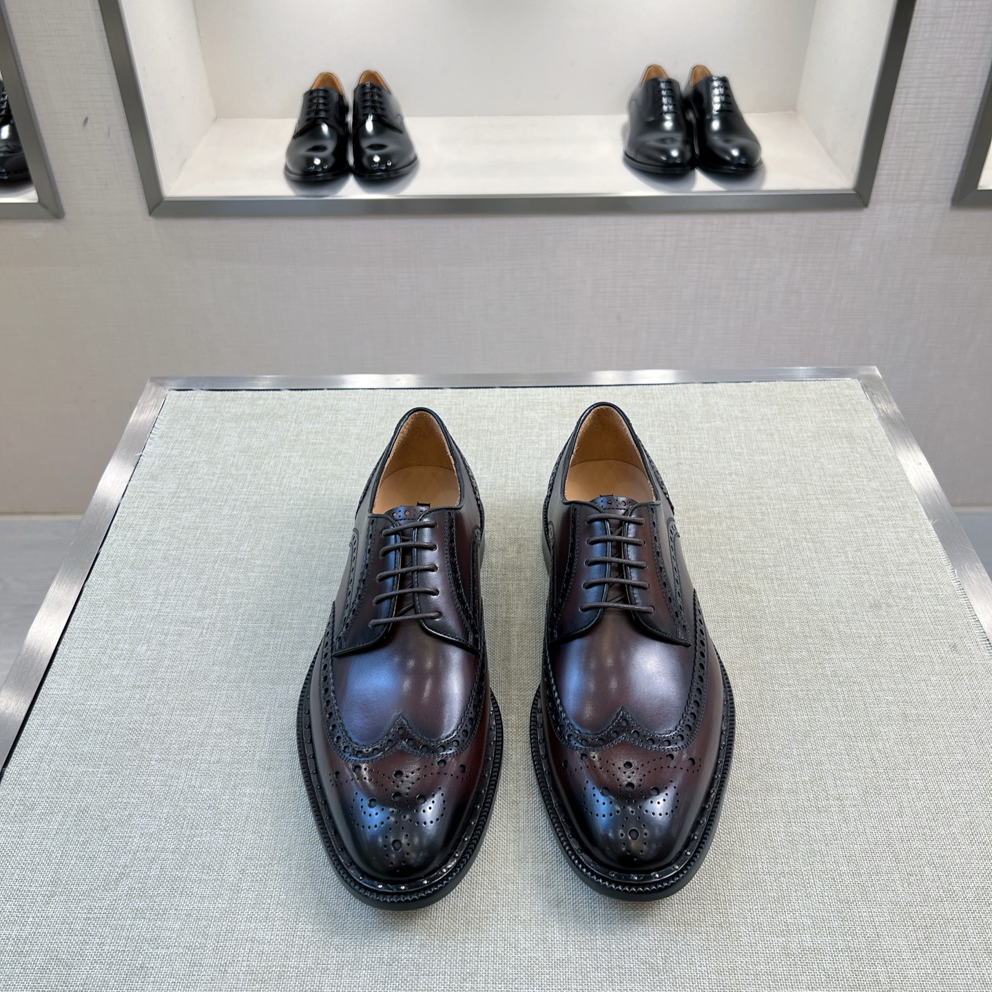 NO:697786,PRADA/Prada men's new business formal derby shoes P family business men's shoes are shipped and officially on sale. Top-quality products made in Guangzhou, original 1:1 development, top-grade imported calfskin embryo, fetal calfskin upper, hand-painted process, classic brogue carved upper, finely crafted details, native calfskin breathable lining, leather outsole with rubber covering at the rear, leather outsole with rubber covering on the heel and riveted fixation  Waterproof welt skirt decoration design, leather texture can be seen at a glance, novel style, another top quality, classic and attractive, super aura business lace-up formal leather shoes, easy to handle various occasions, the quality of our formal shoes is not too much, everyone knows, come with original box packaging dust bag!  Color black and brown available. Size 39-44 standard size, prada, prada, skirts, cowhide, Leather soles19860909PRADA/普拉达 男士新款商务正装德比鞋 P家商务男鞋出货,正式发售 莞产顶级精品,原版1:1开发,顶级进口小牛皮皮胚,胎牛皮鞋面,手工上色工艺,经典布洛克雕花鞋面,细节精工制作,本蒅小牛皮透气内里,真皮大底后置橡胶贴皮,真皮大底后跟橡胶贴皮加铆固定 防水沿条裙边装饰设计,皮质质感一览无余,款式新颖,又一款顶级品质又经典耐看,超显气场的商务系带正装皮鞋,轻松驾驭各种场合,咱家正装鞋品质不多提大家懂的,配原盒包装防尘袋！ 颜色黑色 咖啡色两色可选 码数39-44标准尺码,,prada,prada,skirts,cowhide,Leather soles,Men's shoes