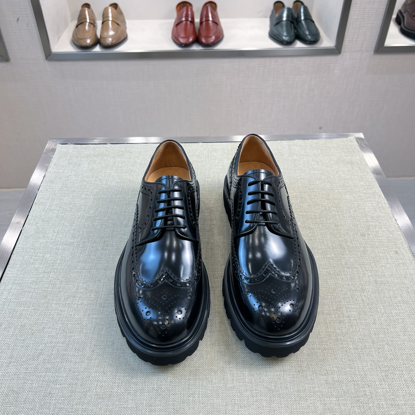 NO:679629,Ferragam/Ferragamo's new men's business casual leather shoes, Derby shoes, are on sale  Made of imported open-edge beaded leather, these Derby shoes are light in texture and cool in style. They have a brogue-engraved upper and a novel urban trend between the lines. The toe is round and full, the rubber foam sole and the contrasting triple protruding rubber welt complement each other. It is very fashionable and charming, with dyed calfskin lining, genuine leather feet, and standard logo decoration. It is simple yet elegant, and has a classic European and American loose style. It is very comfortable for the foot and comes with a dust bag in the original box!  Size 38-44 standard leather shoe size item number 2316-F1 black,,ferragamo,ferragamo,cowhide19860909Ferragam/菲拉格慕 新款男士商务休闲皮鞋德比鞋 上市发售 这款德比鞋采用进口开边珠皮革制成,质感轻盈,风格酷飒,布洛克雕花鞋面,线条之间彰显新颖都市潮流.鞋头圆润饱满,橡胶发泡鞋底和撞色三重外突橡胶沿条相得益彰.极富时髦魅力,本染小牛皮内里,真皮垫脚,标配logo装饰,简约不失大气,欧美经典宽松风格版型,上脚舒适度极好,配原盒包装防尘袋！ 尺码38-44 标准皮鞋尺码 货号2316-F1 黑色,,ferragamo,ferragamo,cowhide,Men's shoes