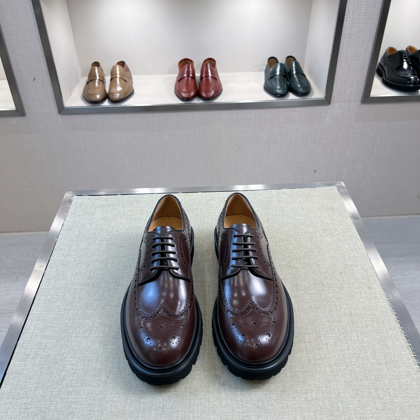 NO:679626,Ferragam/Ferragamo's new men's business casual leather shoes, Derby shoes, are on sale  Made of imported open-edge beaded leather, these Derby shoes are light in texture and cool in style. They have a brogue-engraved upper and a novel urban trend between the lines. The toe is round and full, the rubber foam sole and the contrasting triple protruding rubber welt complement each other. It is very fashionable and charming, with dyed calfskin lining, genuine leather feet, and standard logo decoration. It is simple yet elegant, and has a classic European and American loose style. It is very comfortable for the foot and comes with a dust bag in the original box!  Size 38-44 Standard leather shoe size Item No. 2316-F1 Brown,,ferragamo,ferragamo,cowhide19860909Ferragam/菲拉格慕 新款男士商务休闲皮鞋德比鞋 上市发售 这款德比鞋采用进口开边珠皮革制成,质感轻盈,风格酷飒,布洛克雕花鞋面,线条之间彰显新颖都市潮流.鞋头圆润饱满,橡胶发泡鞋底和撞色三重外突橡胶沿条相得益彰.极富时髦魅力,本染小牛皮内里,真皮垫脚,标配logo装饰,简约不失大气,欧美经典宽松风格版型,上脚舒适度极好,配原盒包装防尘袋！ 尺码38-44 标准皮鞋尺码 货号2316-F1 咖色,,ferragamo,ferragamo,cowhide,Men's shoes