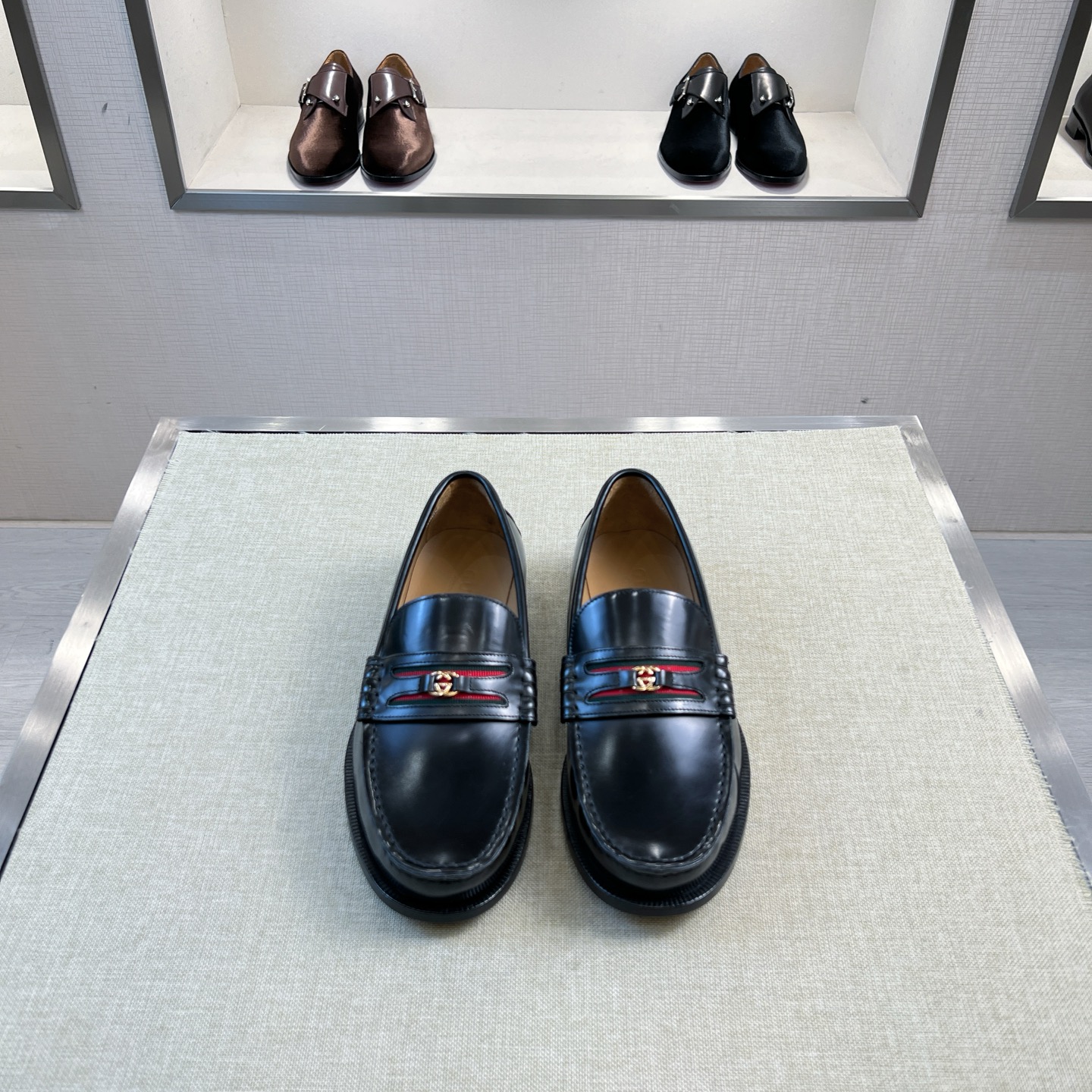 NO:697790,[G*] Original order, high-end quality - New loafers, - Material - Original imported cowhide - Inner foot pads, water-dyed cowhide - Original genuine leather outsole - Classic fasteners, definitely one of the highlights. Match as you like Size 39-44 (38, 45 customized, non-refundable) -,, loafers, cowhide, Leather soles19860909【G*】原单 高端品质 -新品乐福鞋, -材质-原版进口牛皮 -内里垫脚 水染牛皮 -原版真皮大底 -经典的扣件,绝对是亮点之一.随意搭配 Size 39-44（38,45定制不退不换） -,,loafers,cowhide,Leather soles,Men's shoes